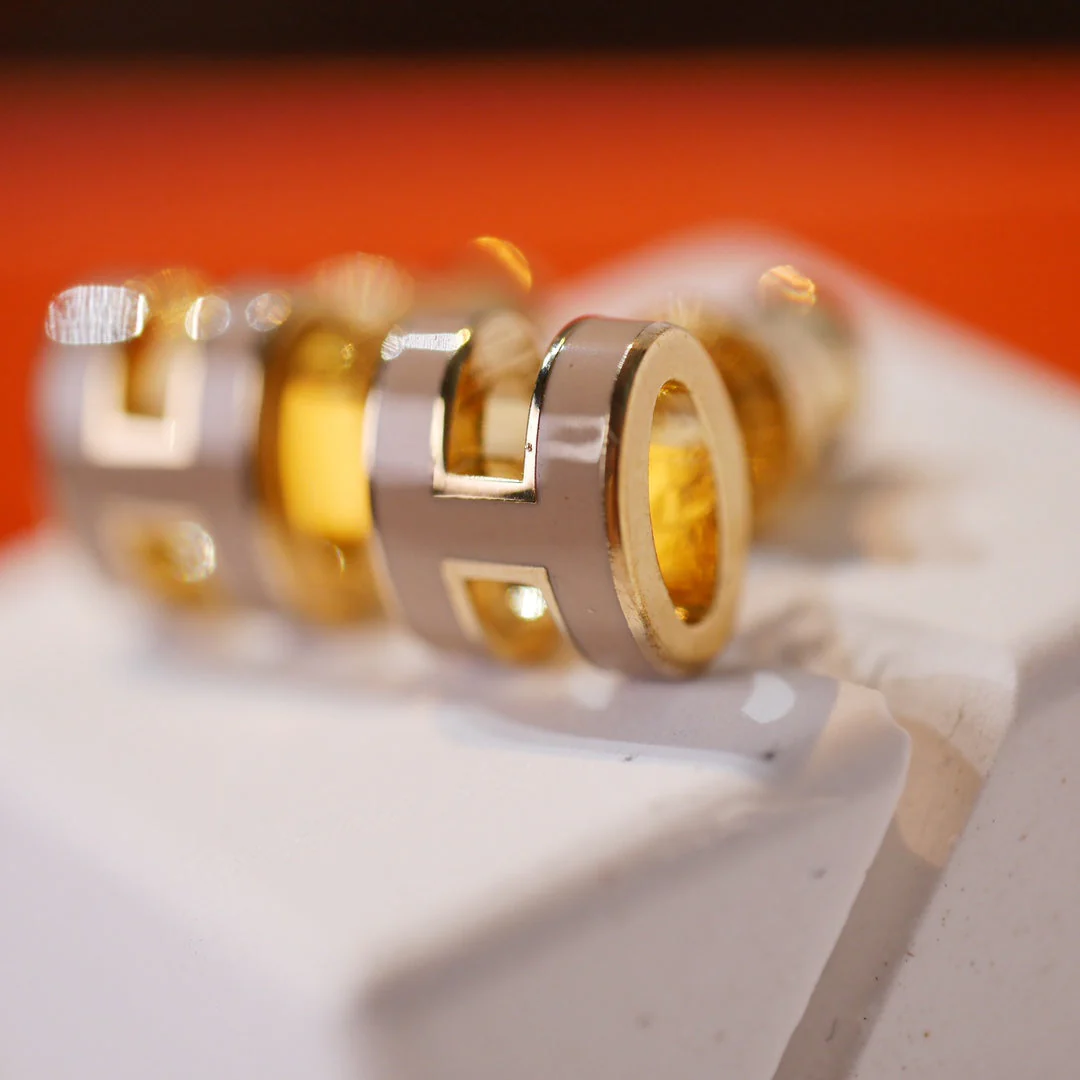 [Hmes]MINI POP H GOLD EARRINGS GREY