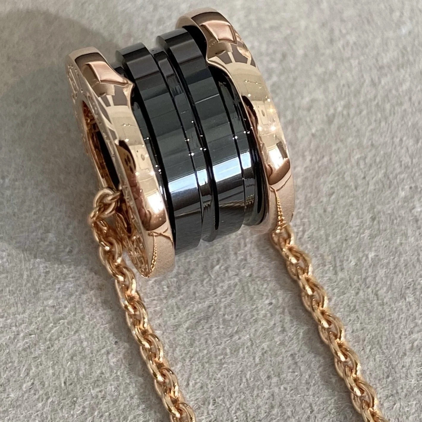 [BV]ZERO 1 BLACK CERAMIC PINK GOLD NECKLACE