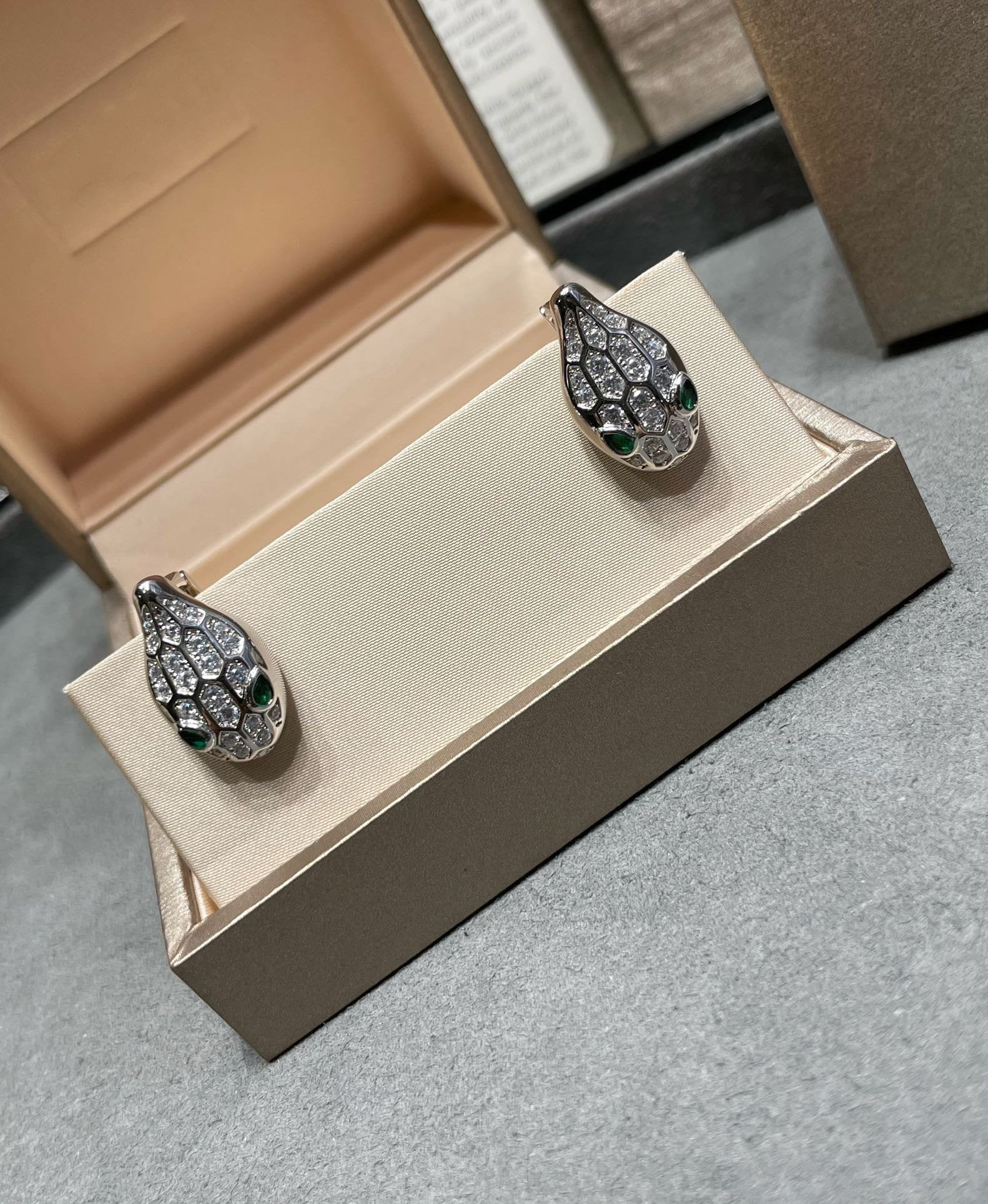 [BV]SERPENT DIAMOND STUD EARRINGS