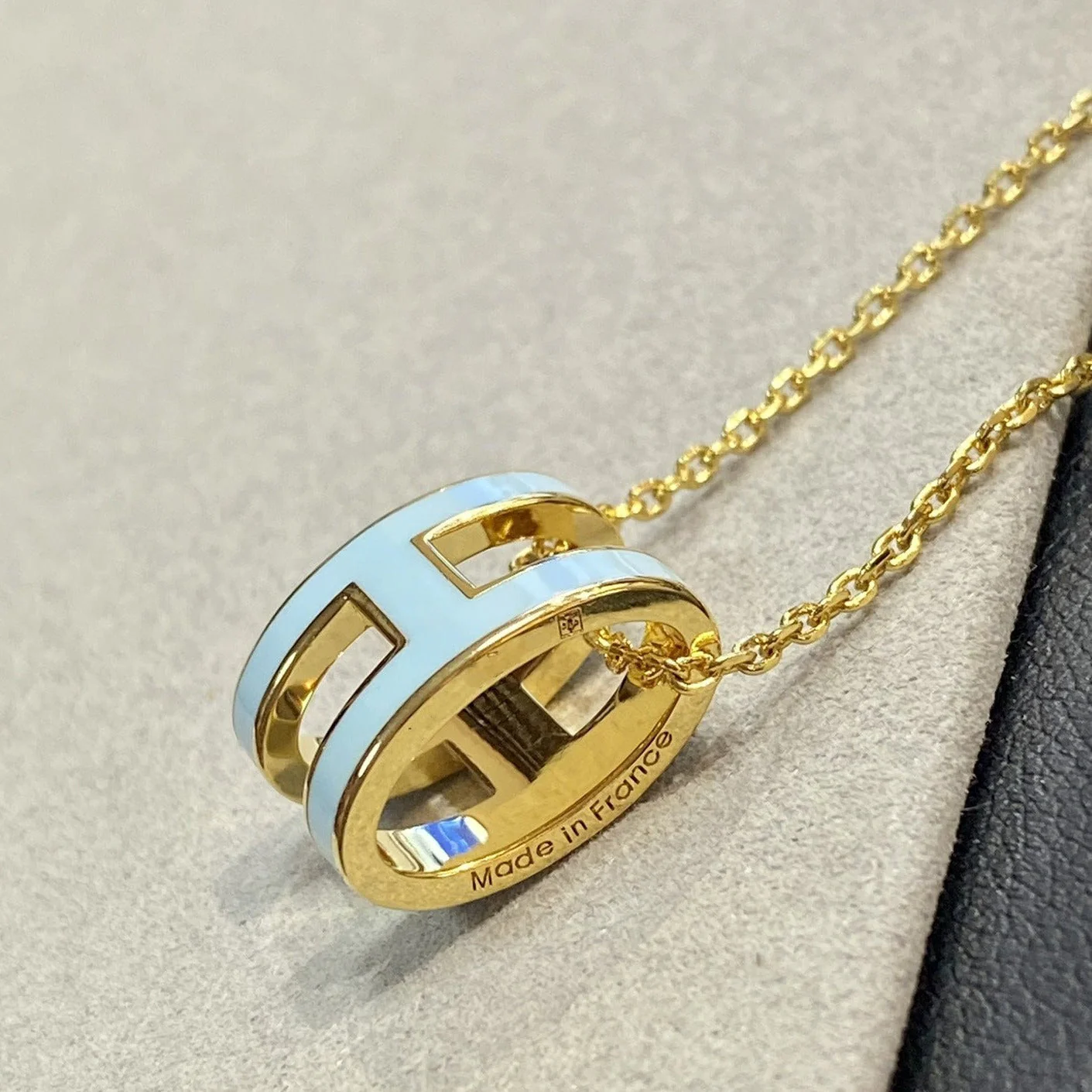 [Hmes]POP H LIGHT BLUE NECKLACE