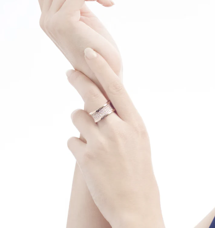 [BV]ZERO 1 WITH PAVED DIAMONDS ON THE SPIRAL RING