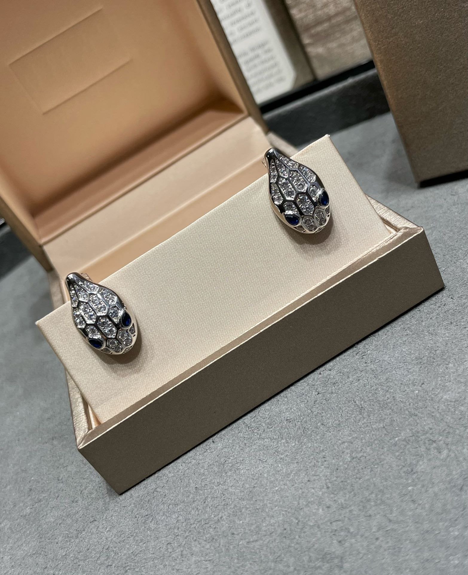 [BV]SERPENT DIAMOND STUD EARRINGS