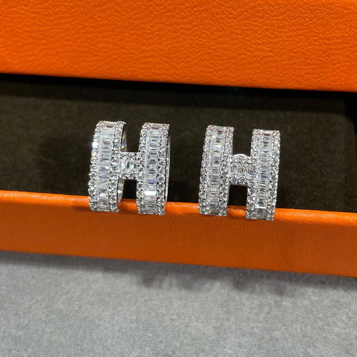 [Hmes]H STUD EARRINGS WITH SILVER DIAMONDS