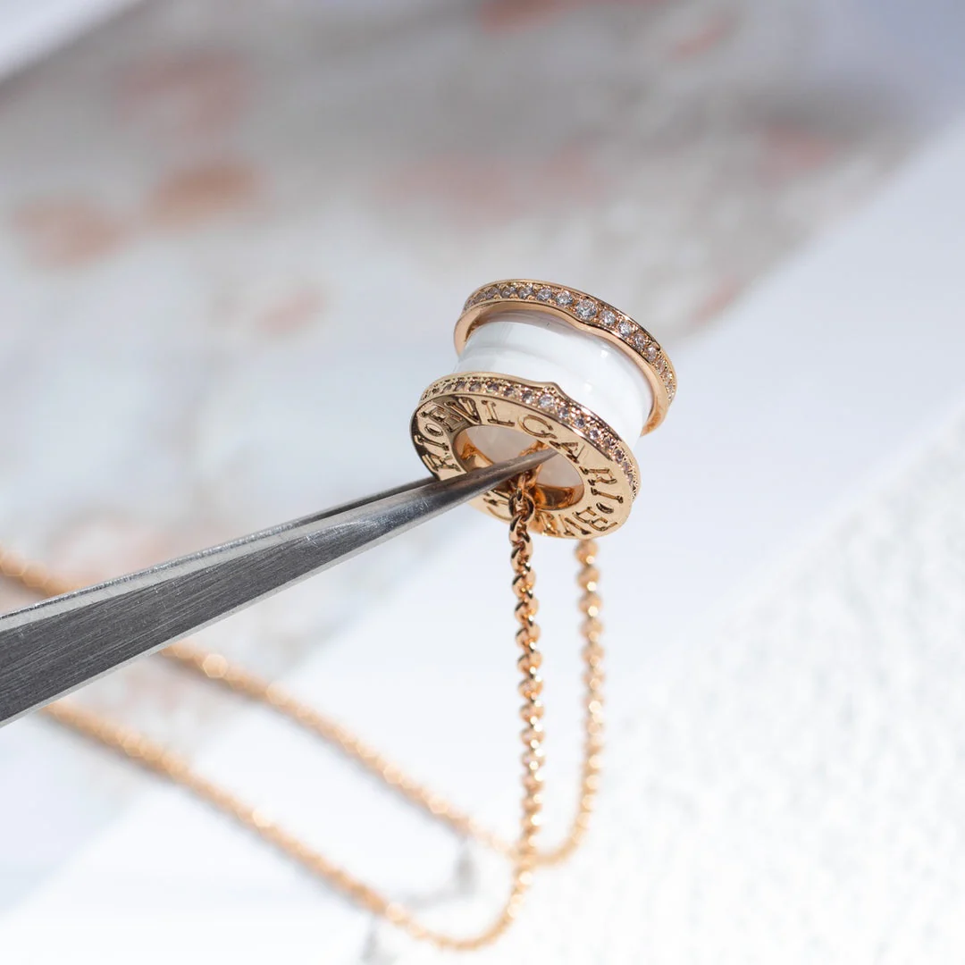 [BV]ZERO 1 WHITE CERAMIC PINK GOLD DIAMOND NECKLACE