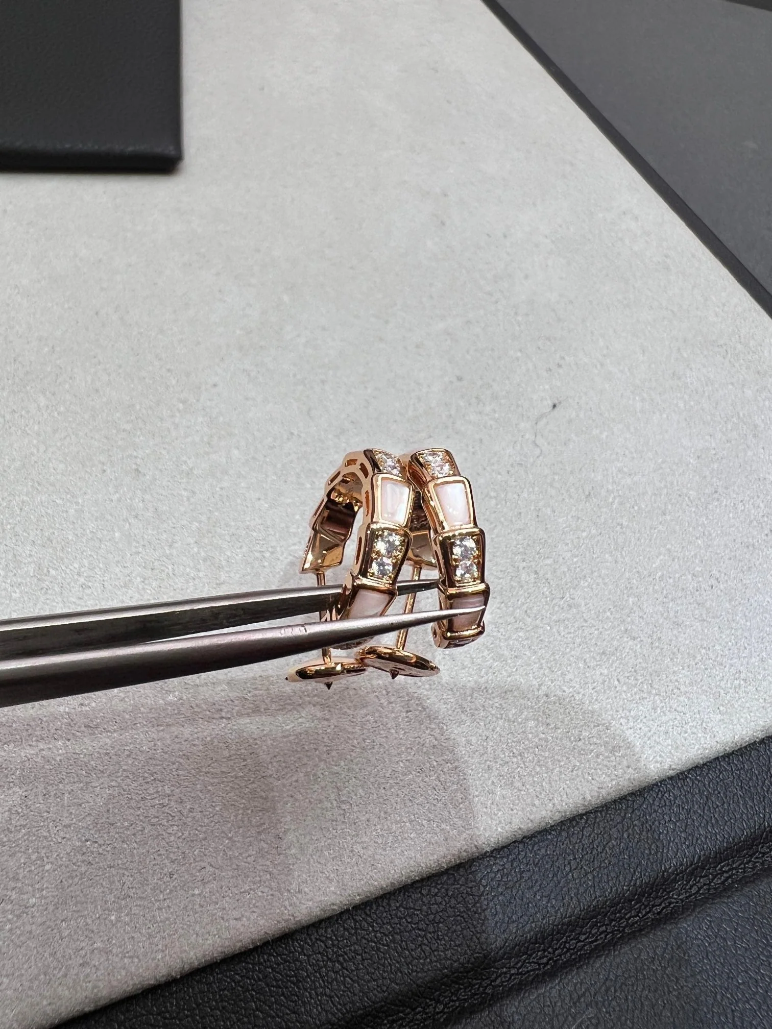 [BV]SERPENTI MOP PINK GOLD EARRINGS