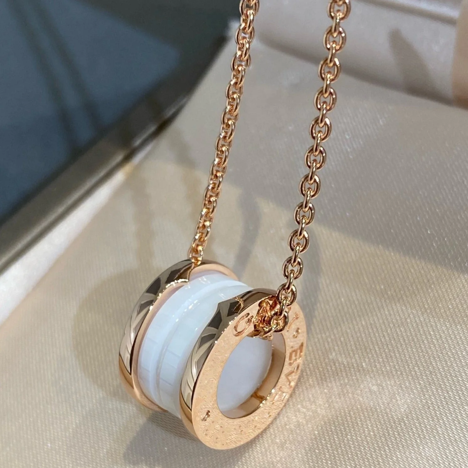 [BV]ZERO 1 WHITE CERAMIC PINK GOLD NECKLACE
