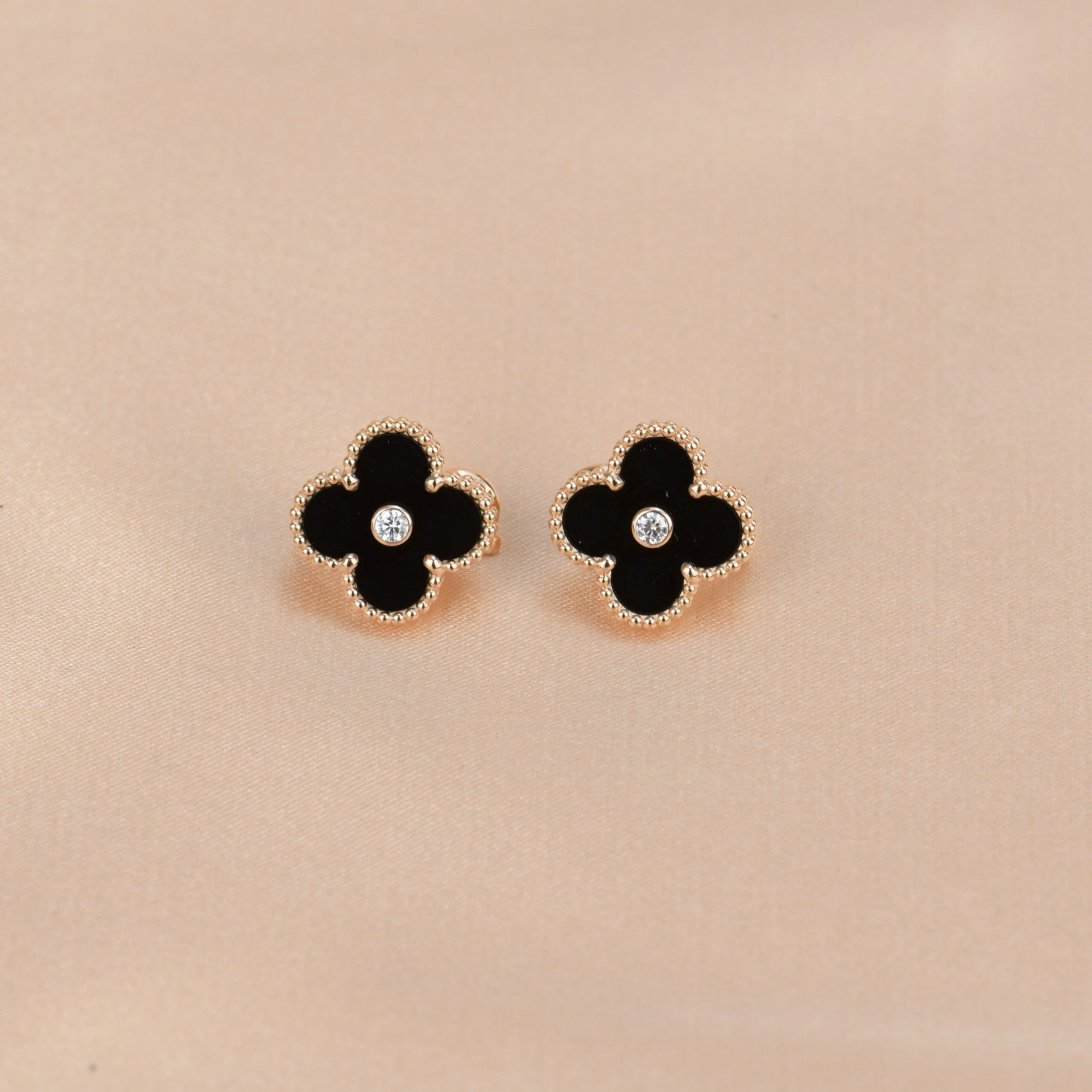 [VA]CLOVER MEDIUM 1 MOTIFS ONYX DIAMOND EARRINGS