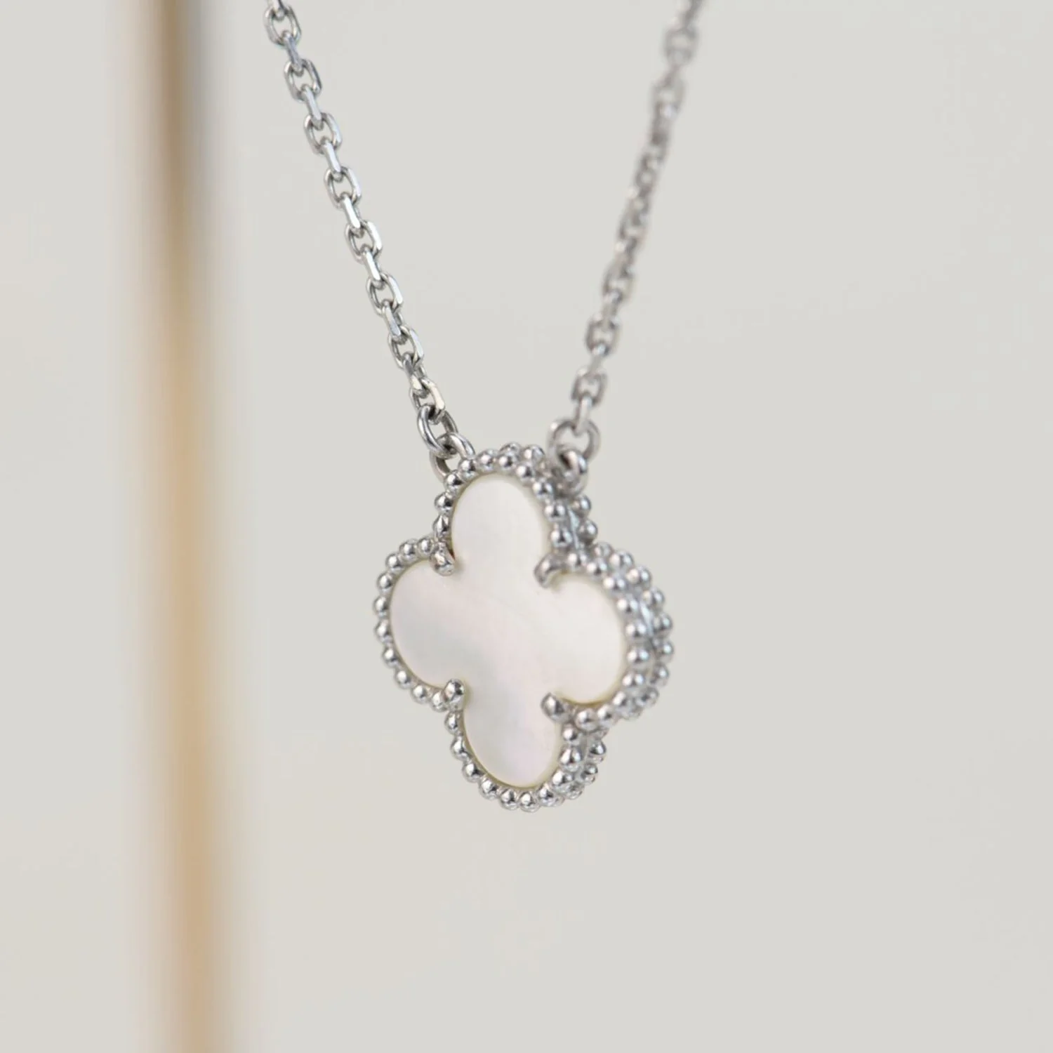 [VA]CLOVER  15MM WHITE MOTHER-OF-PEARL SILVER