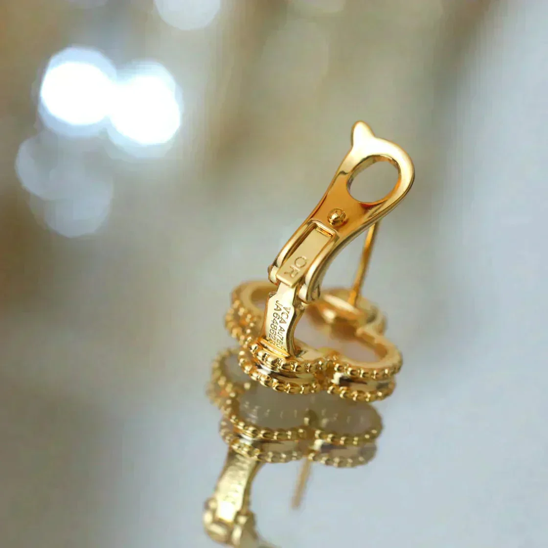 [VA]CLOVER MEDIUM 1 MOTIFS  WHITE MOP STUD EARRINGS