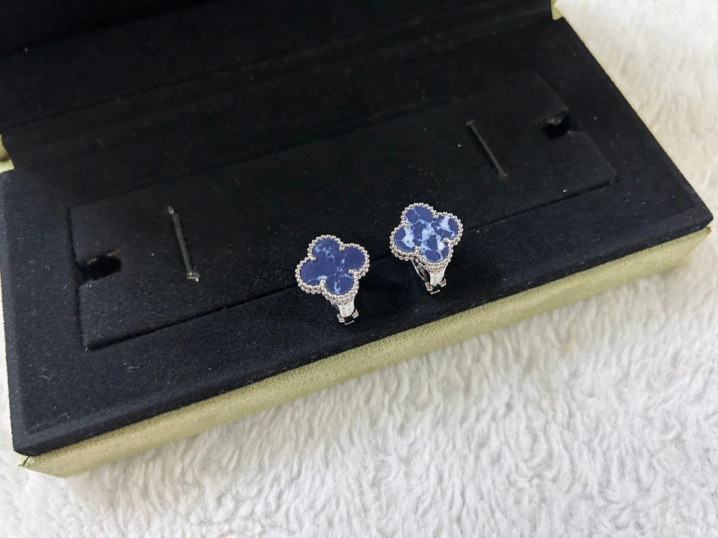 [VA]CLOVER PIETERSITE MEDIUM STUD EARRINGS