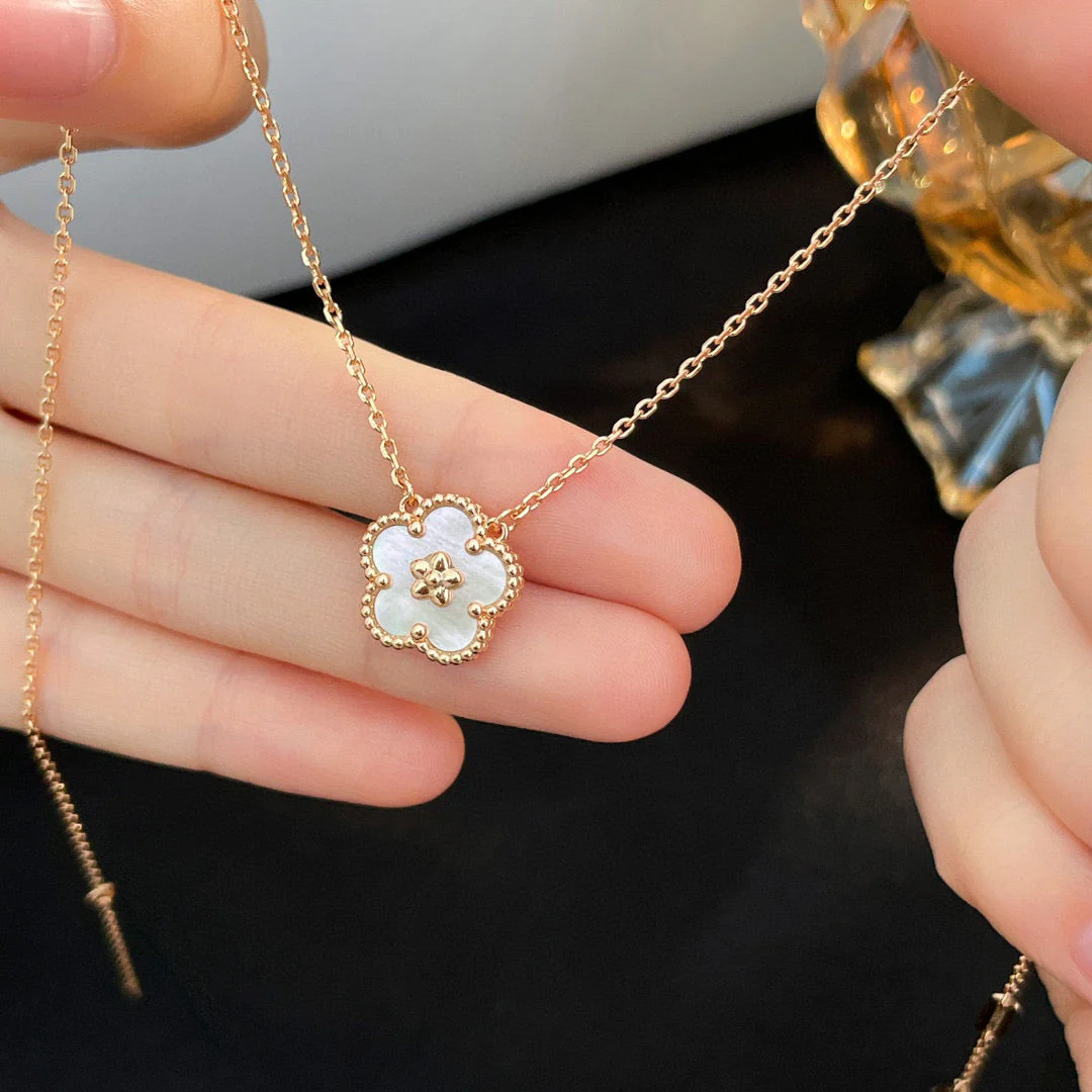 [VA]LUCKY  WHITE MOP  PLUM BLOSSOM NECKLACE