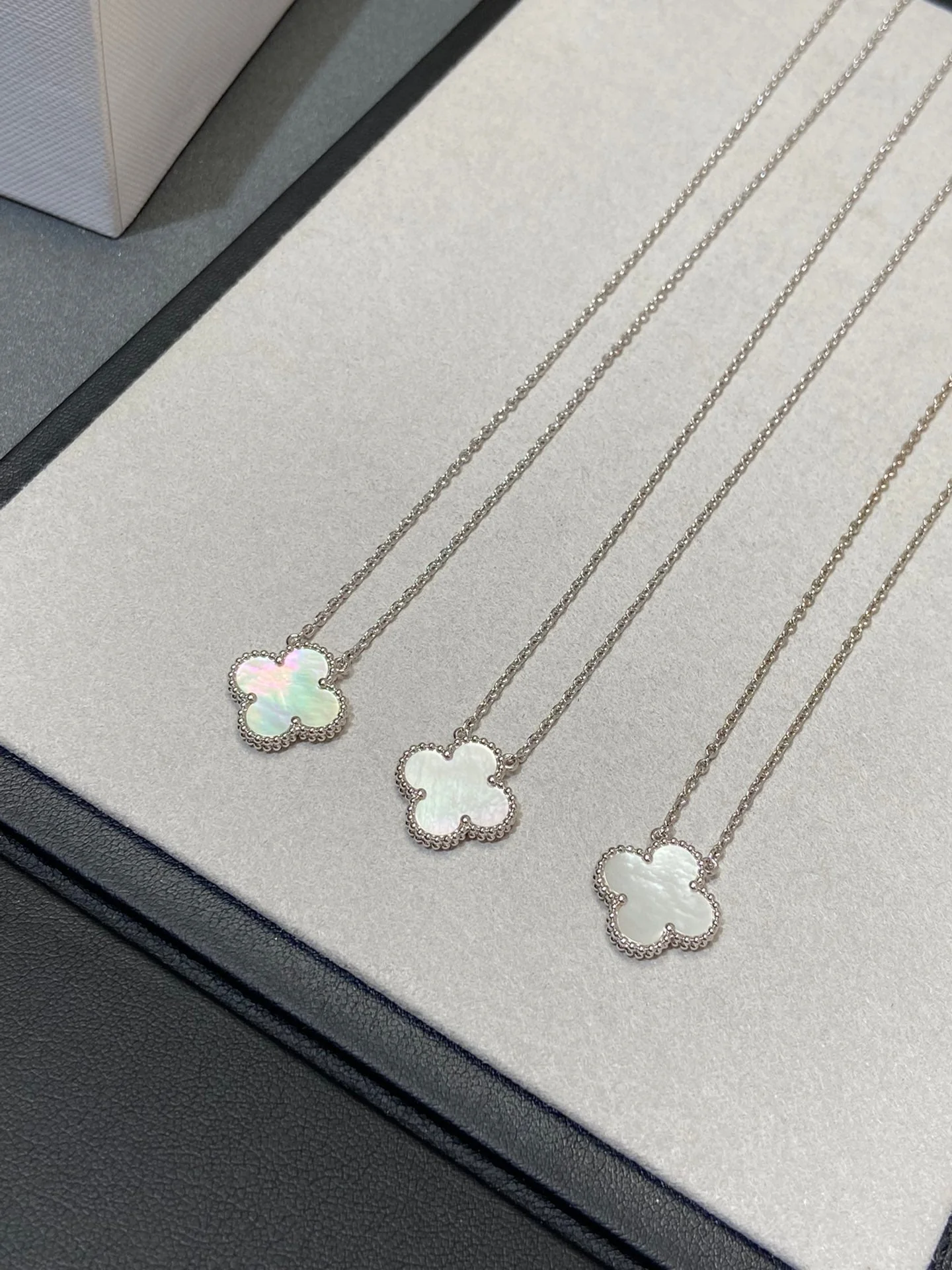 [VA]CLOVER MEDIUM SILVER WHITE MOP NECKLACE
