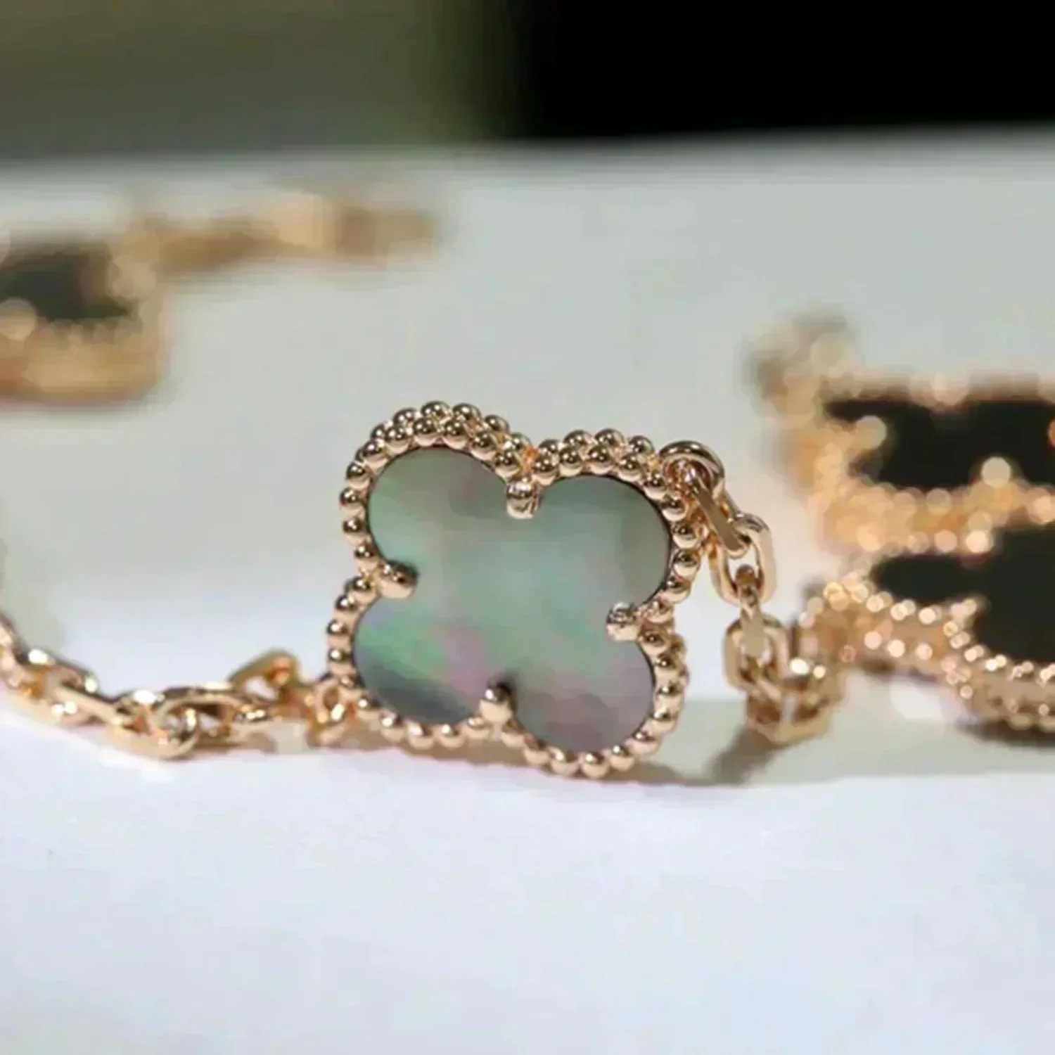 [VA]CLOVER 5 MOTIF GRAY MOP  BRACELET