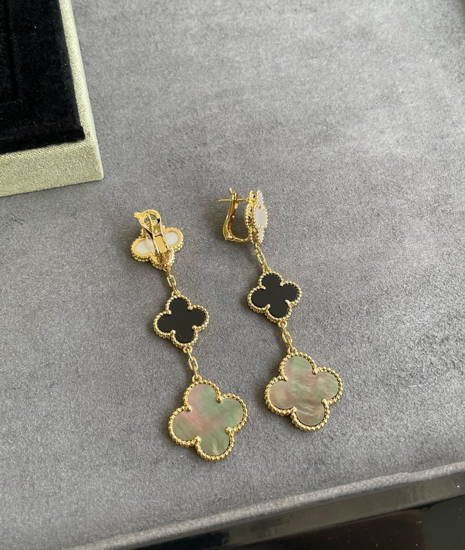 [VA]CLOVER 3 MOTIF MOP ONYX DARK MOP PINK GOLD EARRINGS