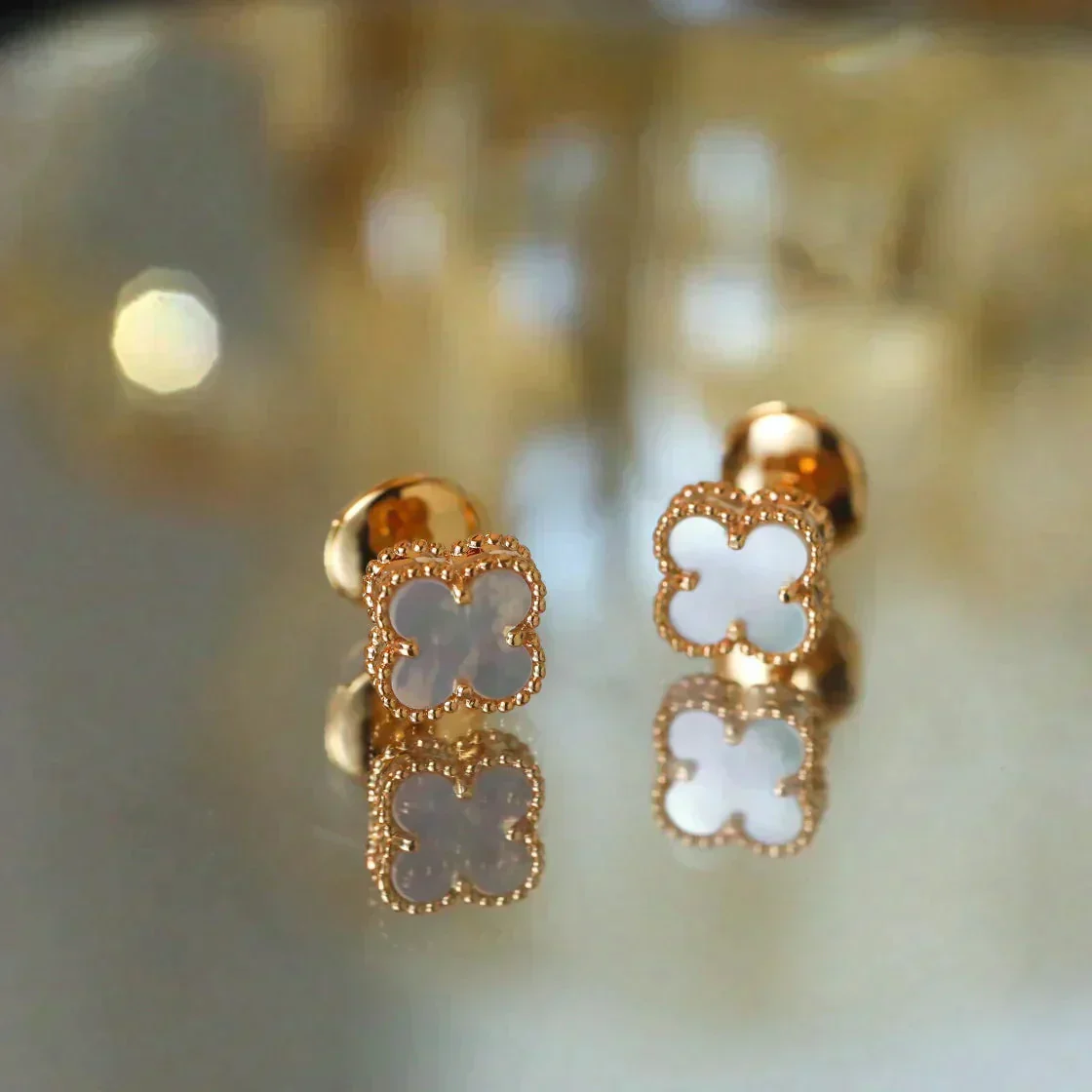 [VA]CLOVER MINI 9.5MM WHITE MOP EARRINGS