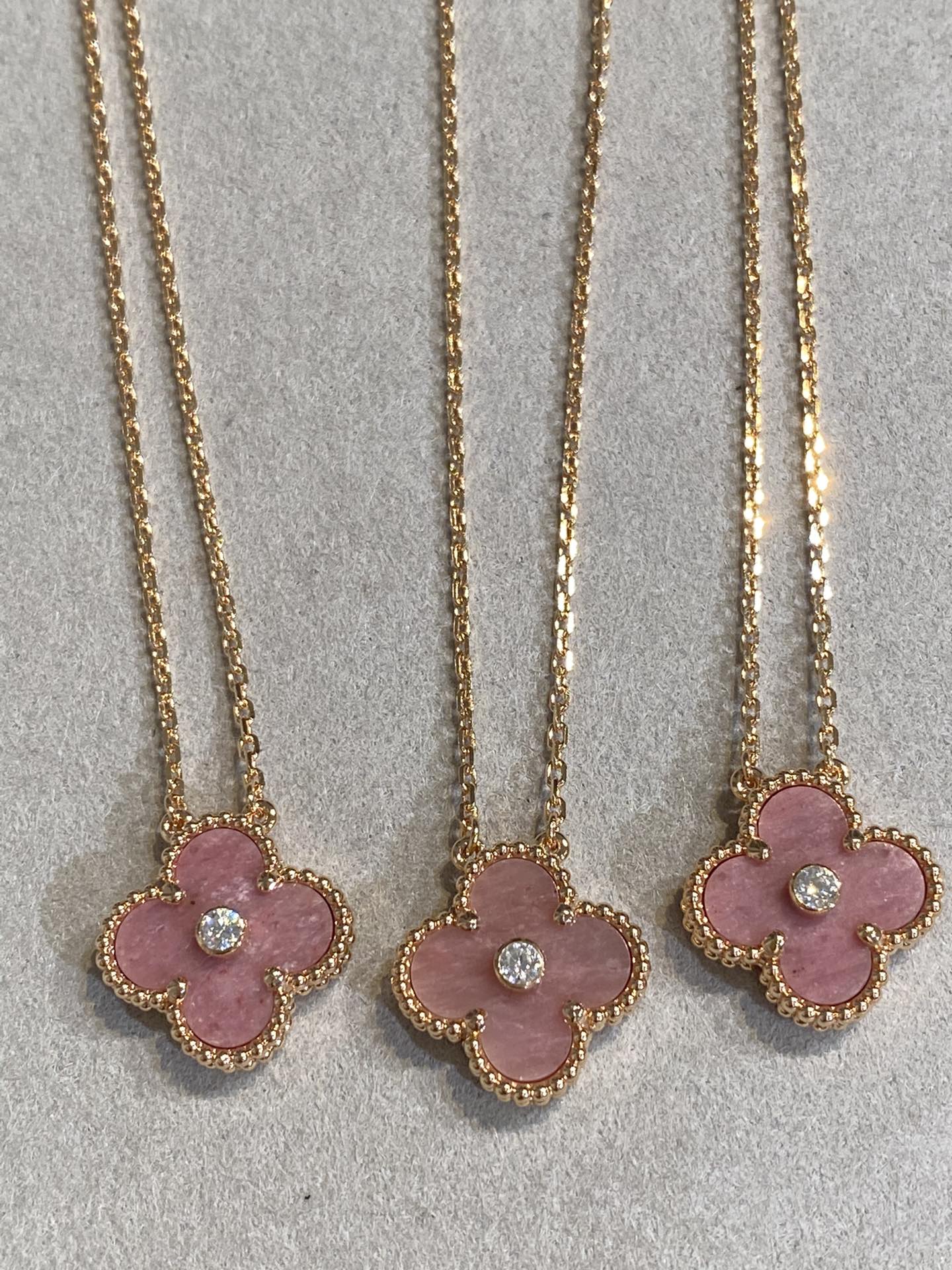 [VA]CLOVER 15MM DIAMOND RHODONITE NECKLACE