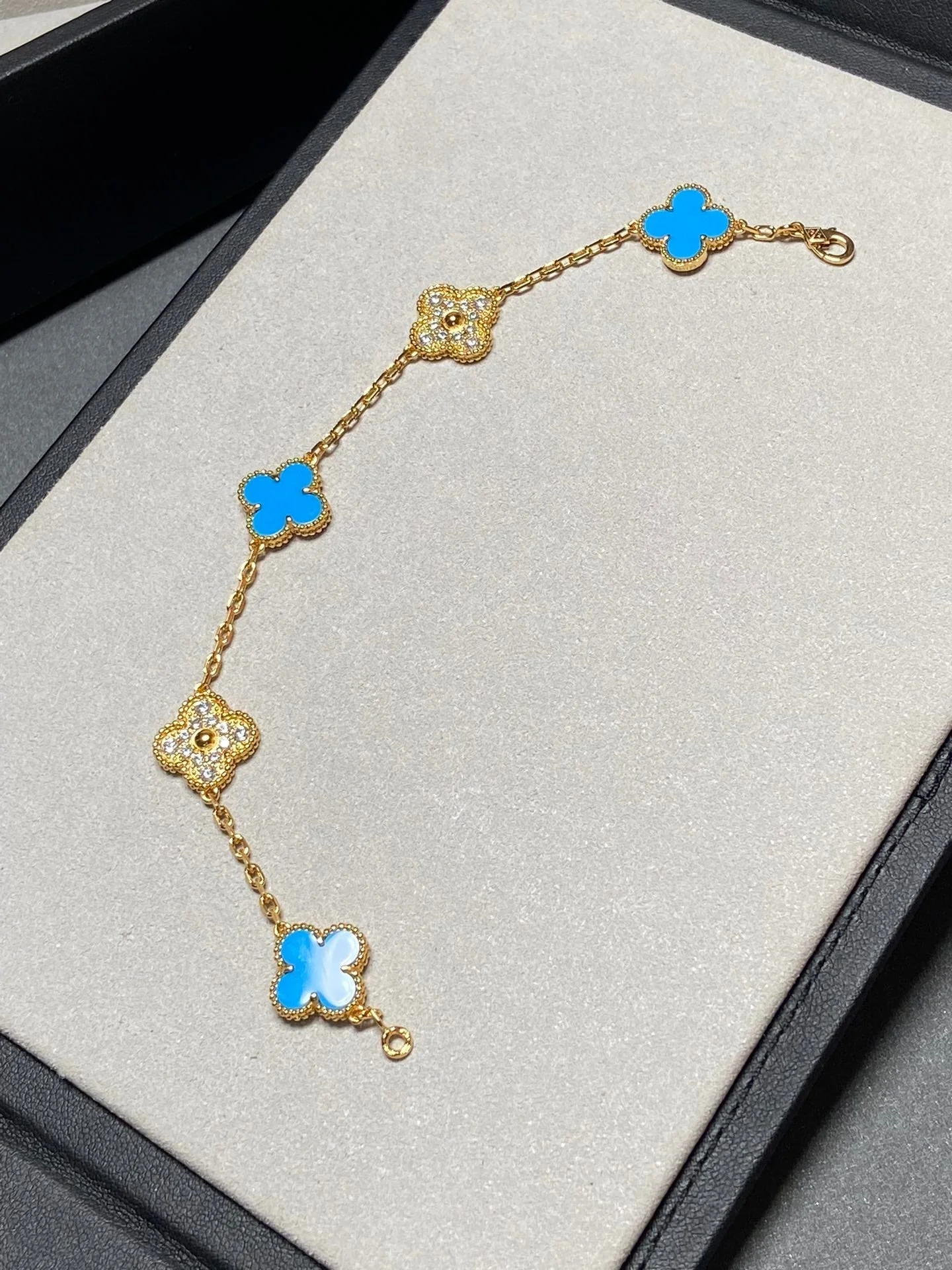 [VA]CLOVER 5 MOTIF BLUE CHALCEDONY DIAMOND GOLD BRACELET