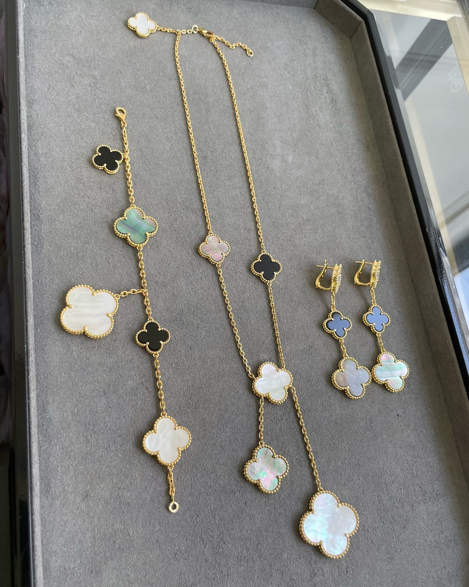 [VA]CLOVER 3 MOTIF MOP ONYX DARK MOP PINK GOLD EARRINGS