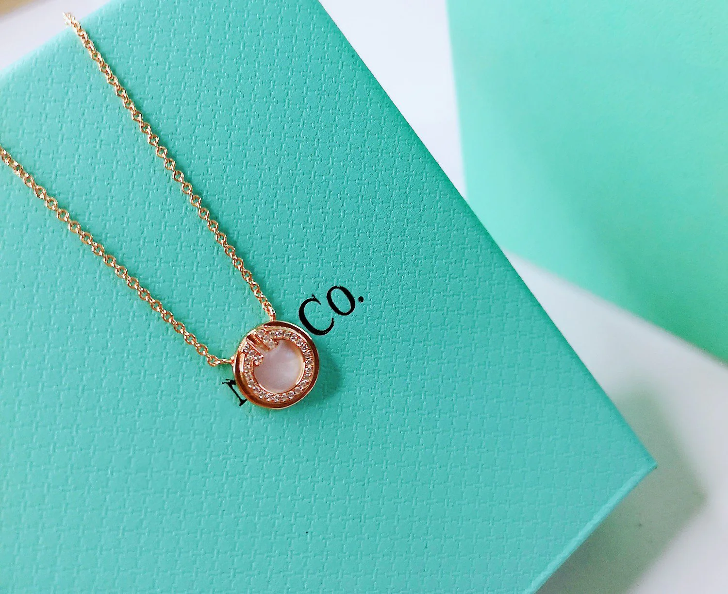 [TF]DIAMOND AND MOTHER PEARL CIRCLE NECKLACE PENDANT