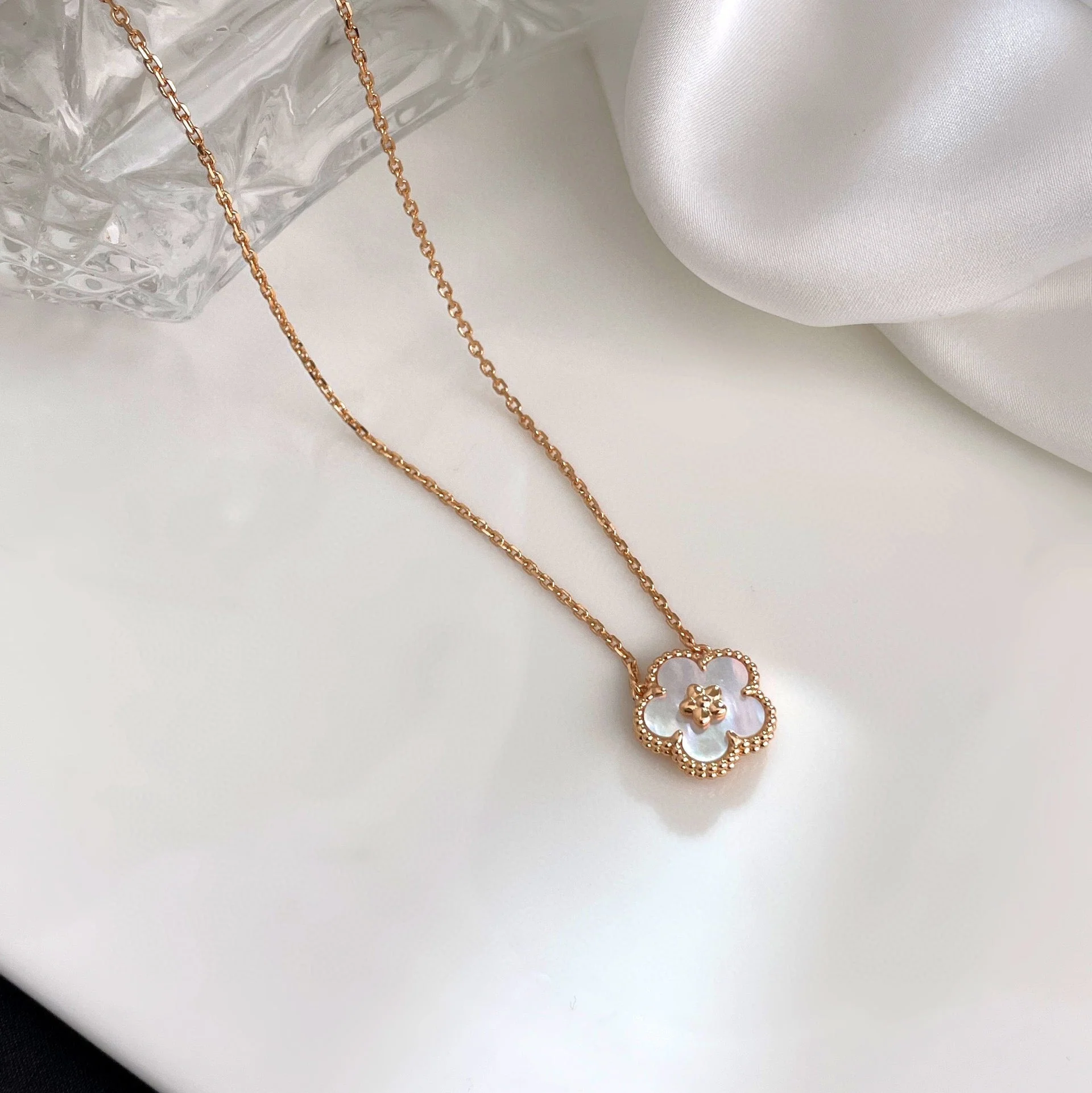 [VA]LUCKY  WHITE MOP  PLUM BLOSSOM NECKLACE