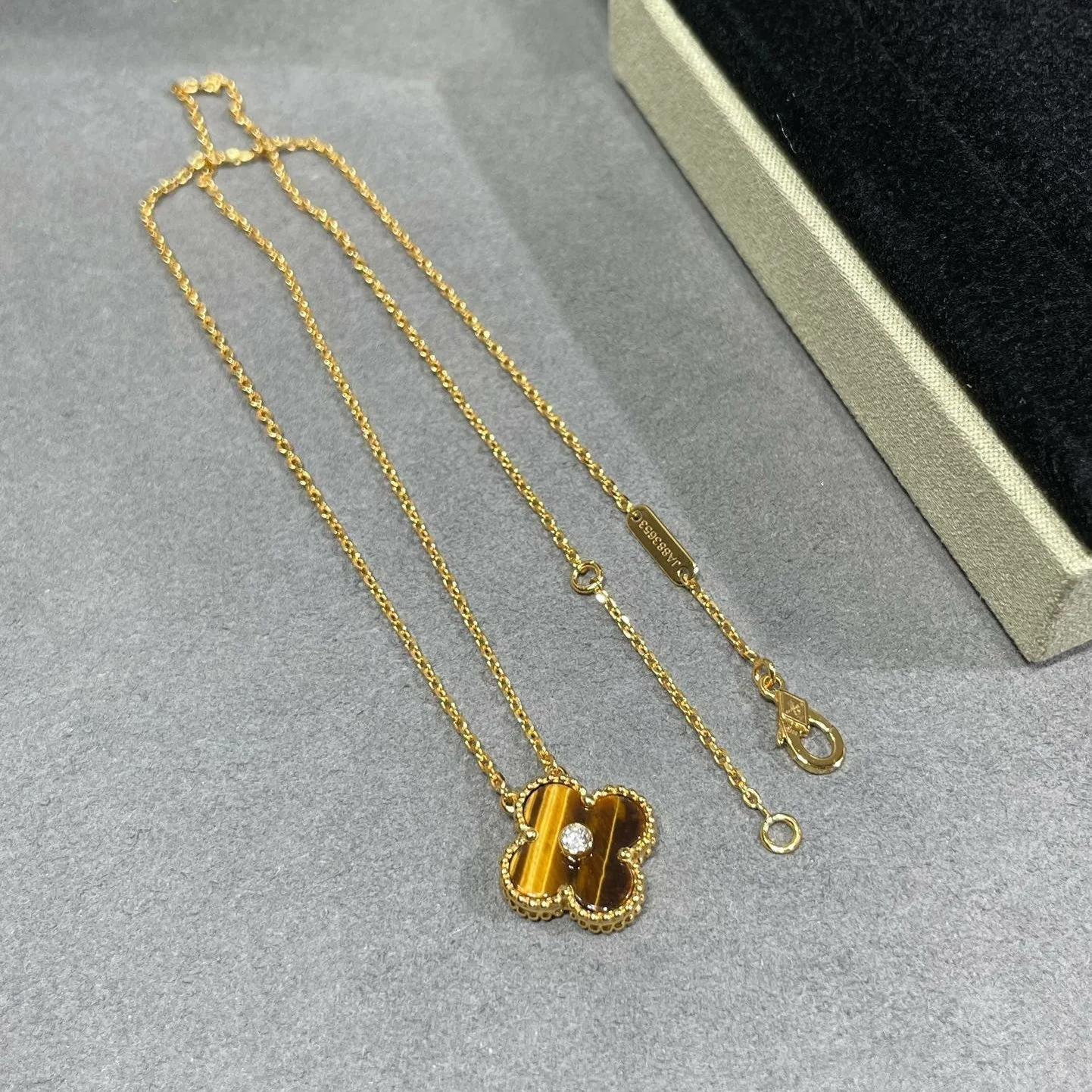 [VA]CLOVER 15MM DIAMOND AND YELLOW TIGER'S EYE AGATE necklace