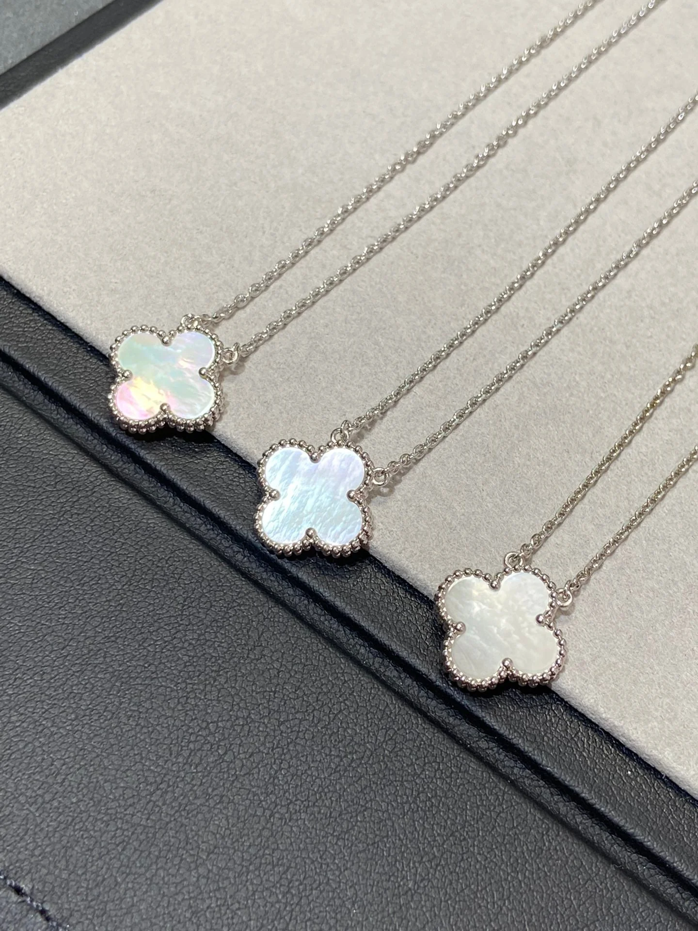 [VA]CLOVER MEDIUM SILVER WHITE MOP NECKLACE