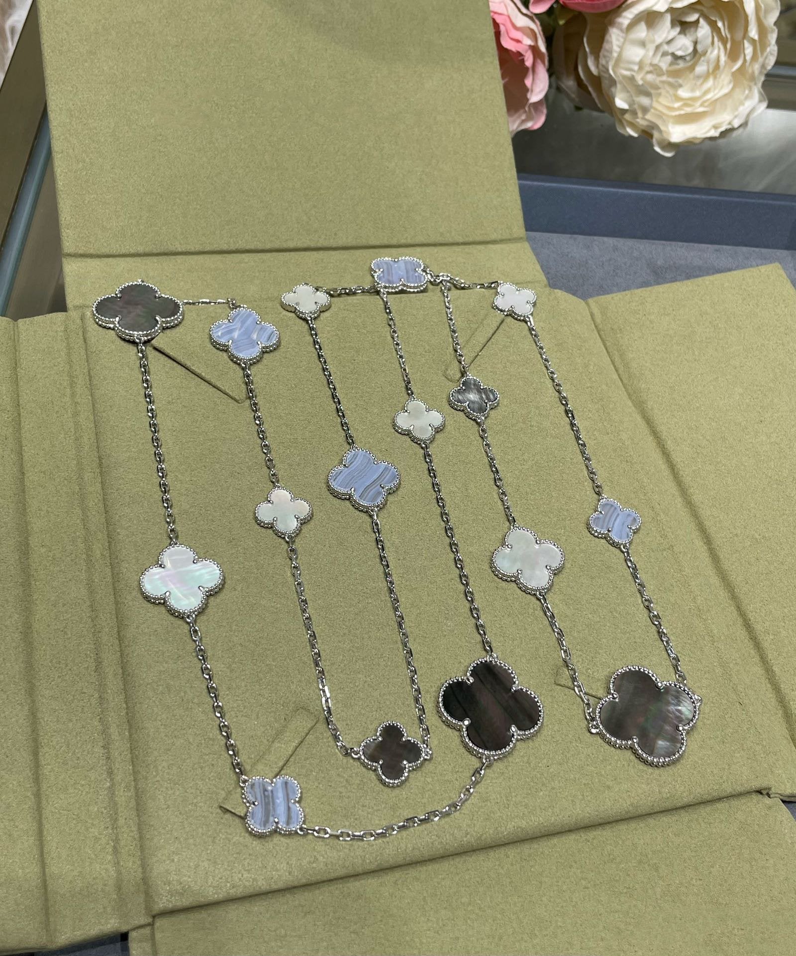 [VA]CLOVER 16 MOTIF CHALCEDONY MOP SILVER NECKLACE