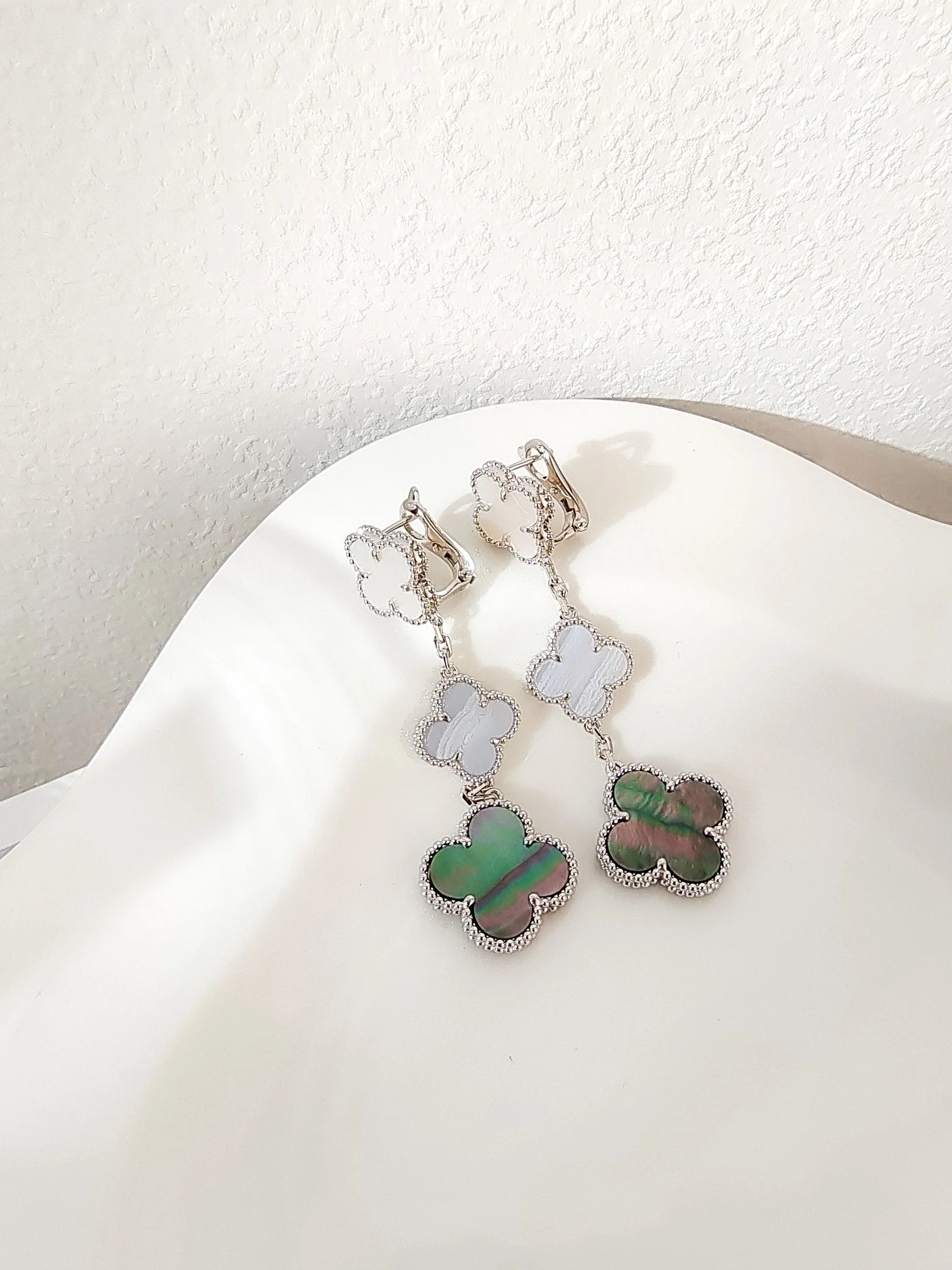 [VA]CLOVER 3 MOTIFS CHALCEDONY DARK MOP SILVER EARRINGS