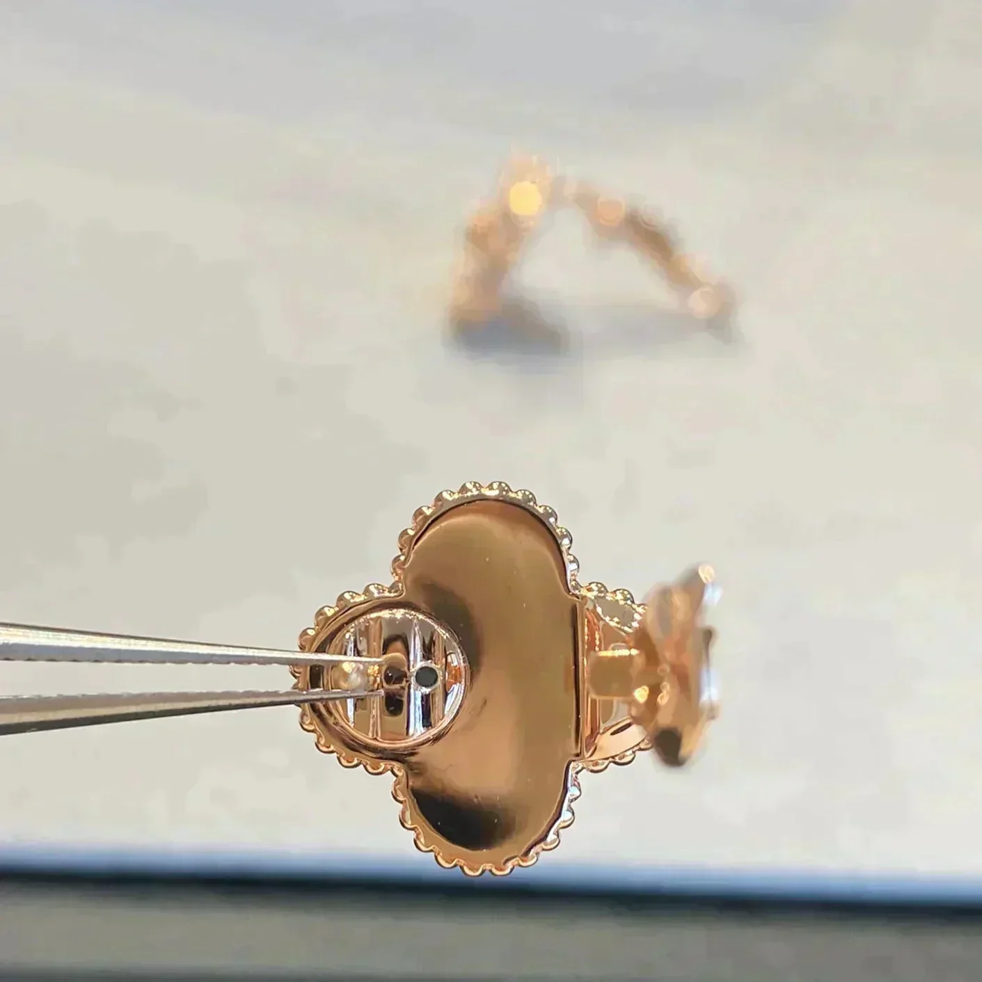 [VA]CLOVER MEDIUM 1 MOTIFS GRAY MOP  DIAMOND EARRINGS