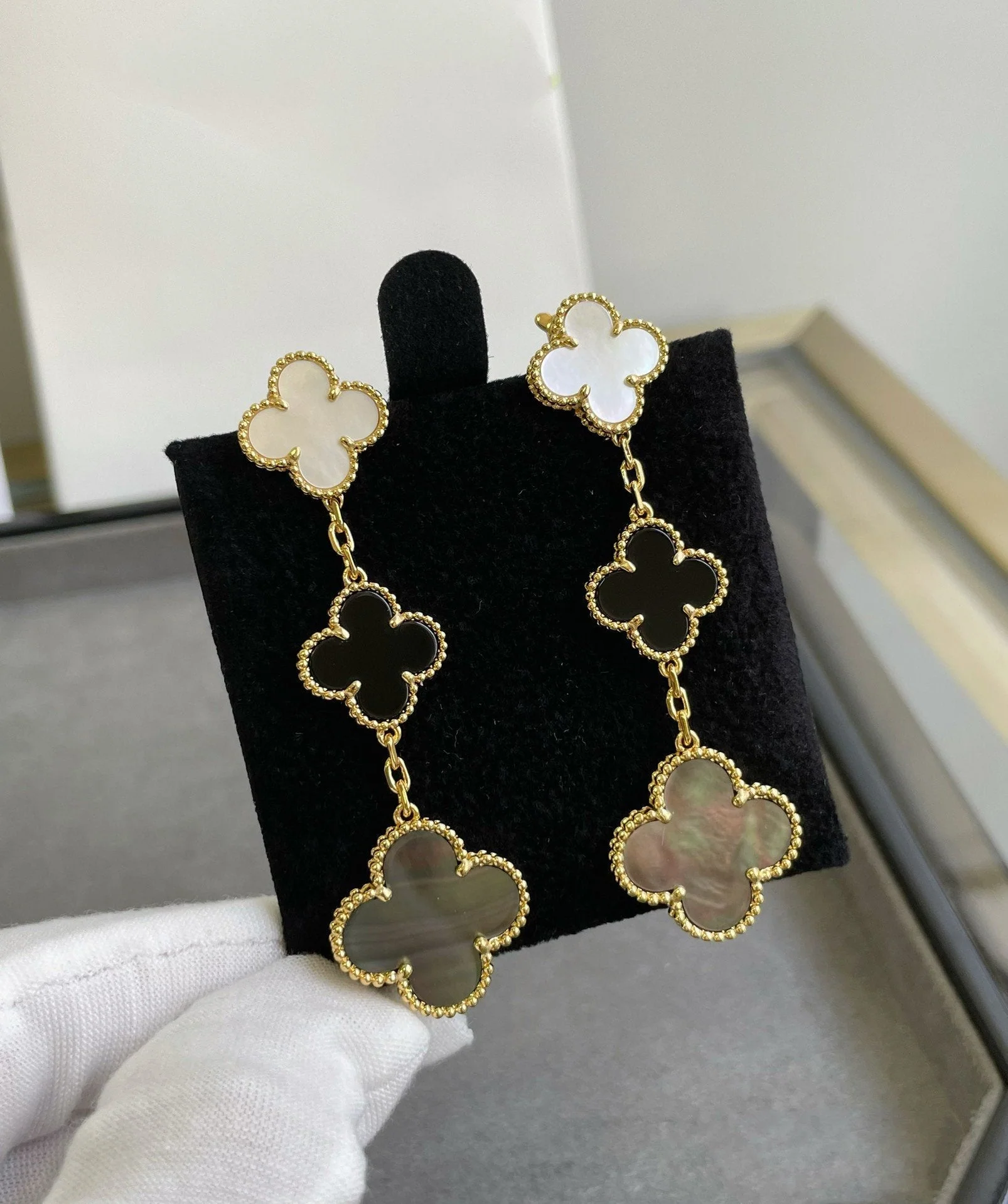 [VA]CLOVER 3 MOTIF MOP ONYX DARK MOP PINK GOLD EARRINGS