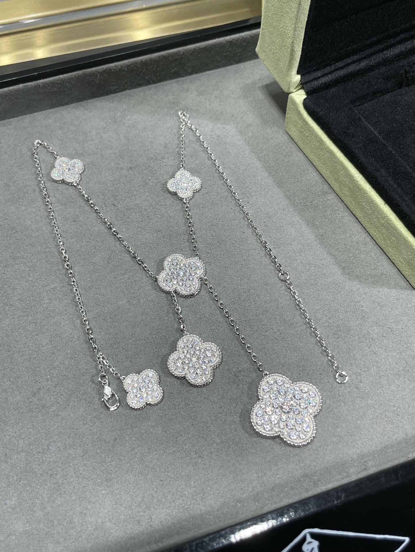 [VA]CLOVER 6 MOTIF DIAMOND PAVED NECKLACE