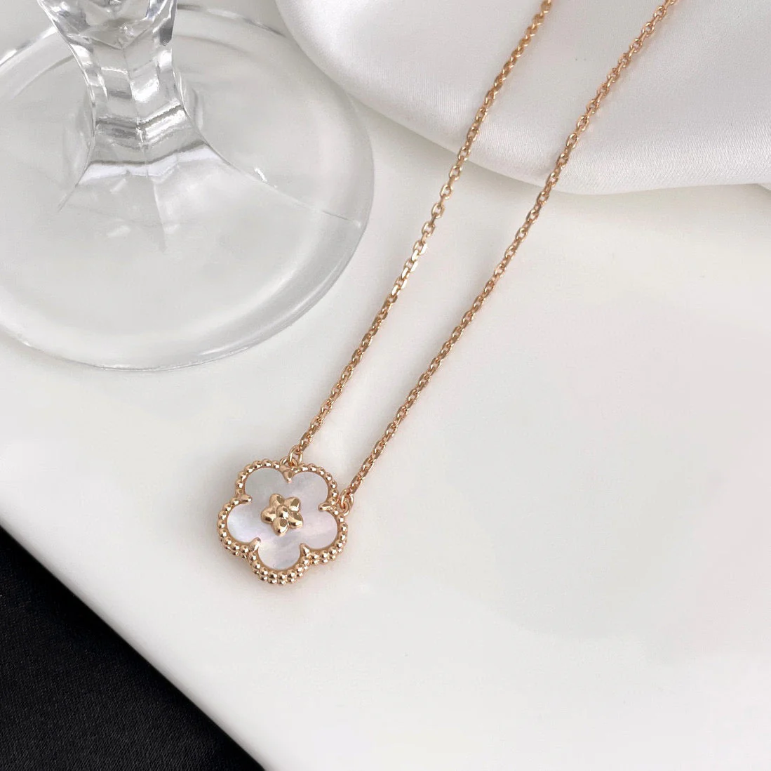 [VA]LUCKY  WHITE MOP  PLUM BLOSSOM NECKLACE