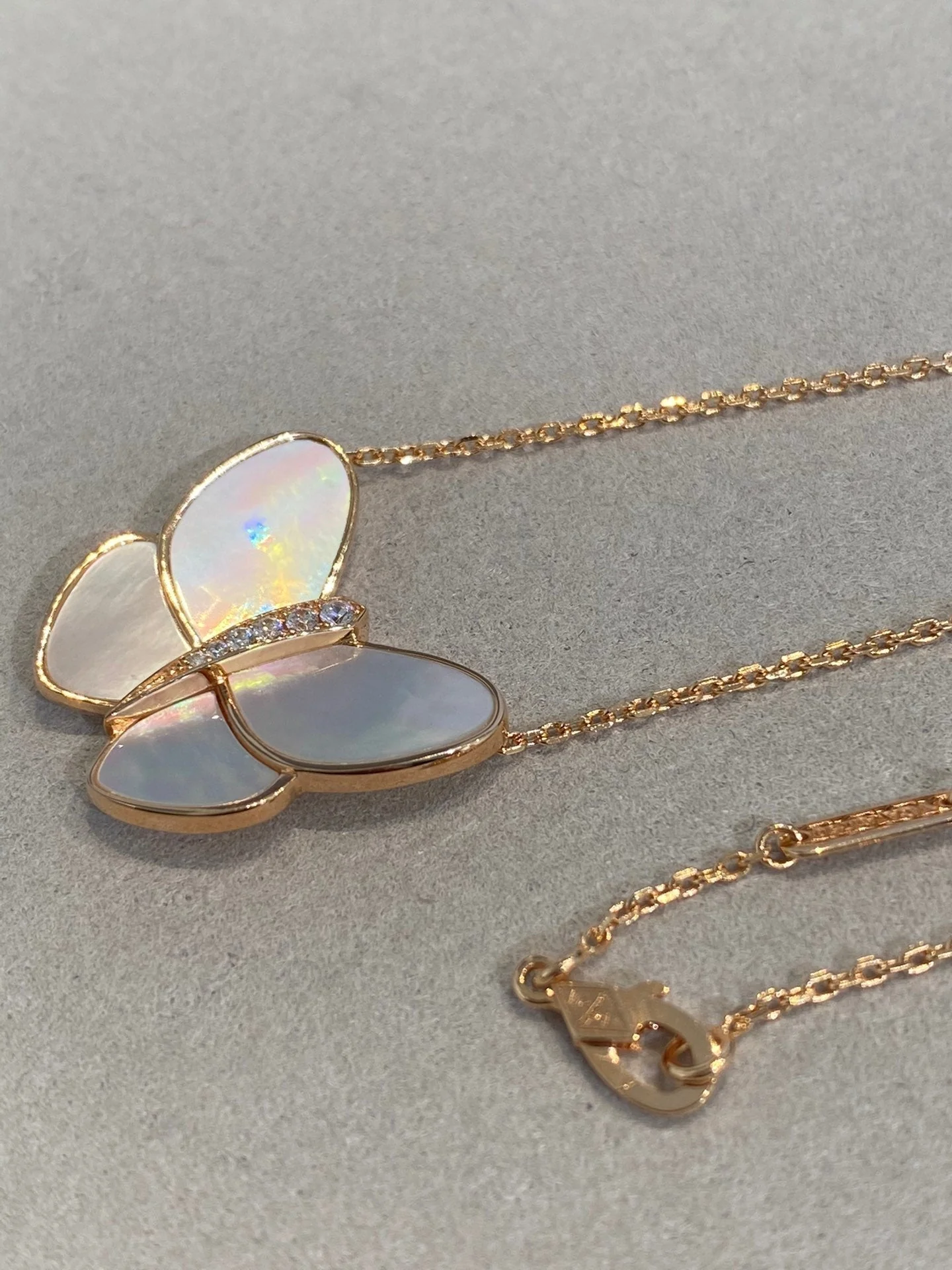 [VA]BUTTERFLY GOLD MOP DIAMOND NECKLACE