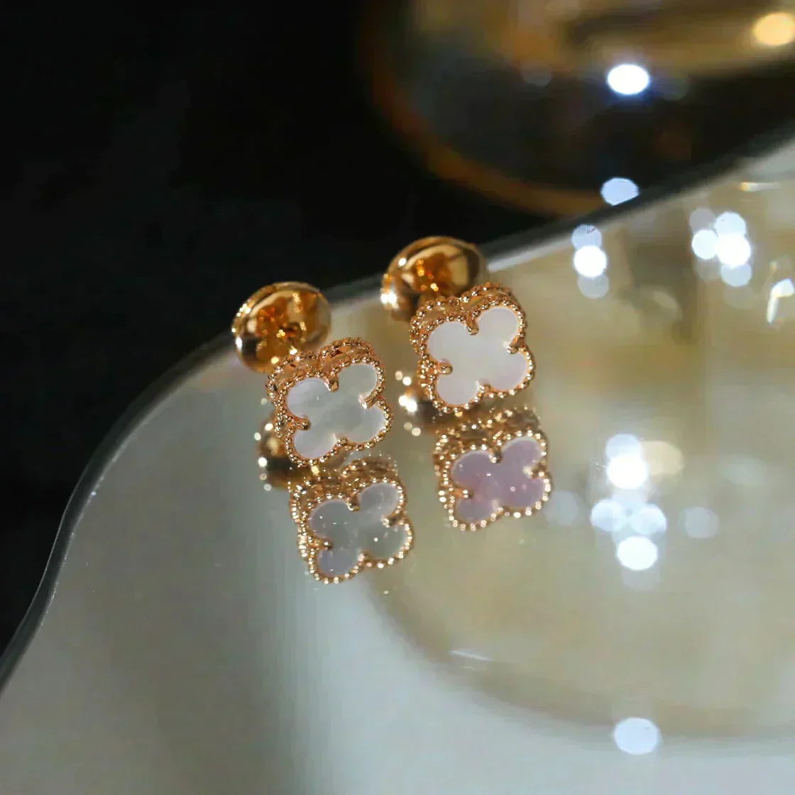 [VA]CLOVER MINI 9.5MM WHITE MOP EARRINGS