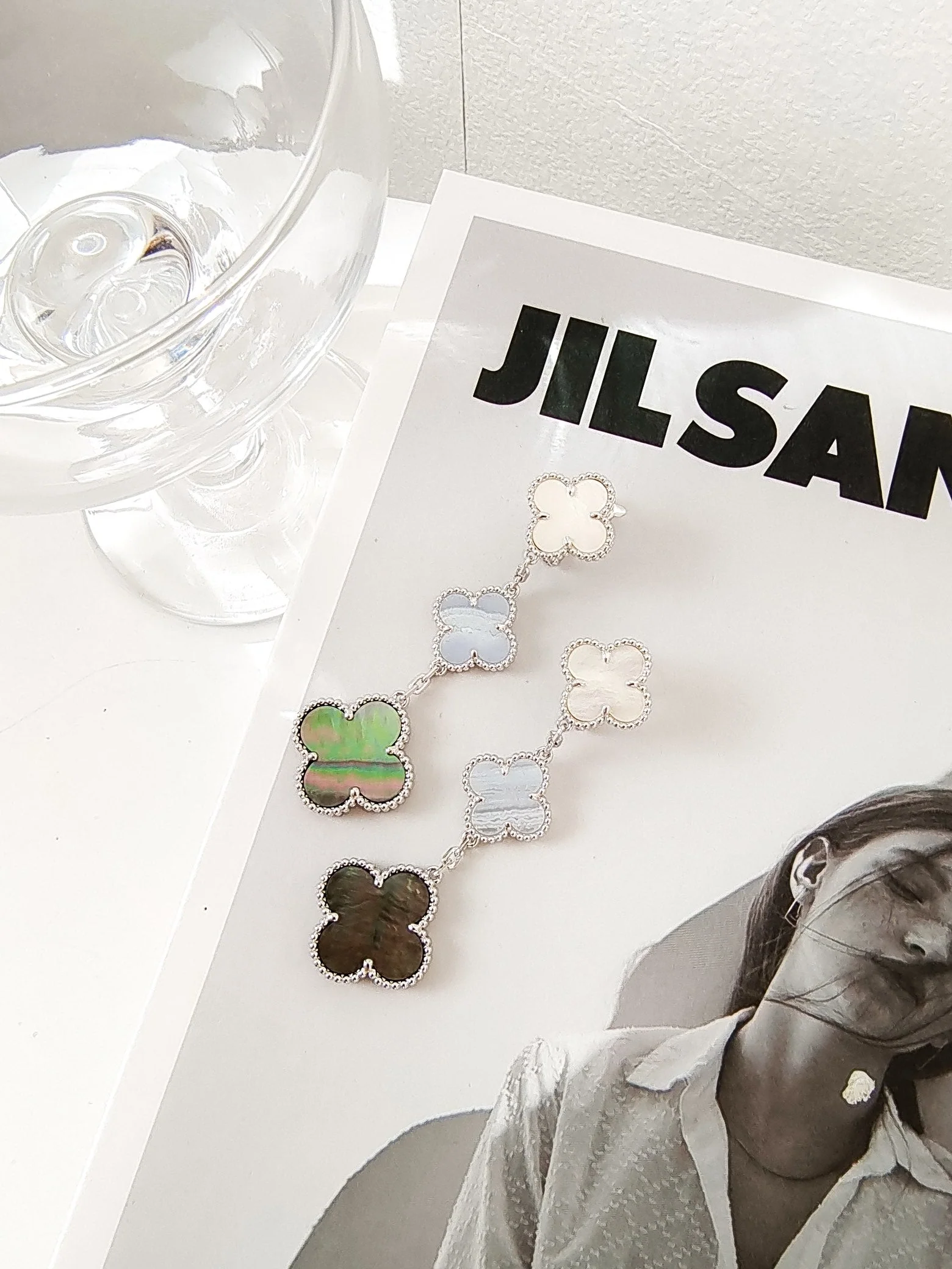 [VA]CLOVER 3 MOTIFS CHALCEDONY DARK MOP SILVER EARRINGS