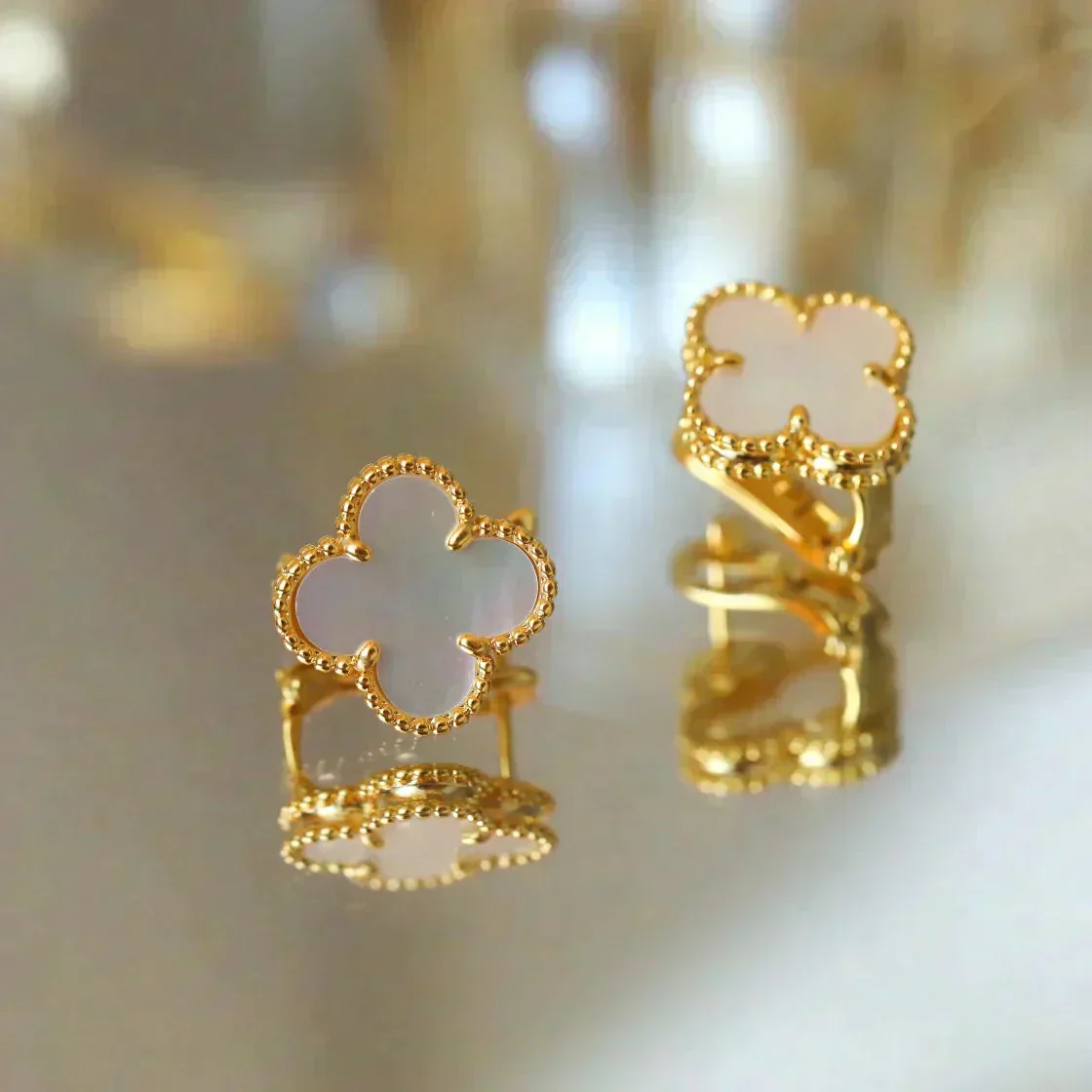[VA]CLOVER MEDIUM 1 MOTIFS  WHITE MOP STUD EARRINGS