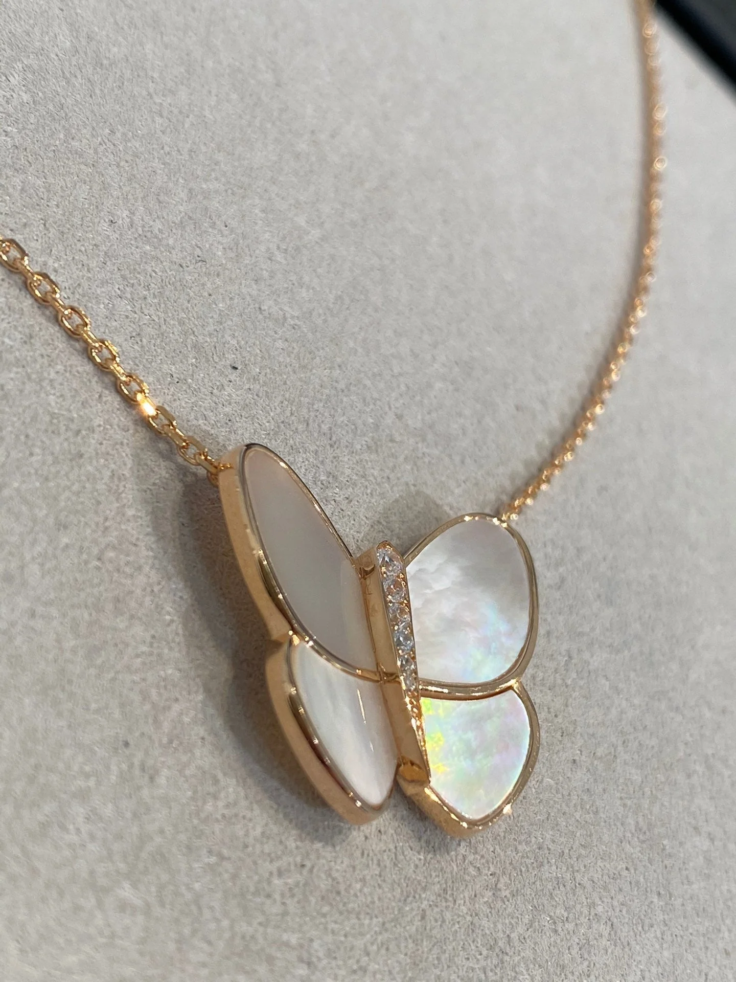 [VA]BUTTERFLY GOLD MOP DIAMOND NECKLACE