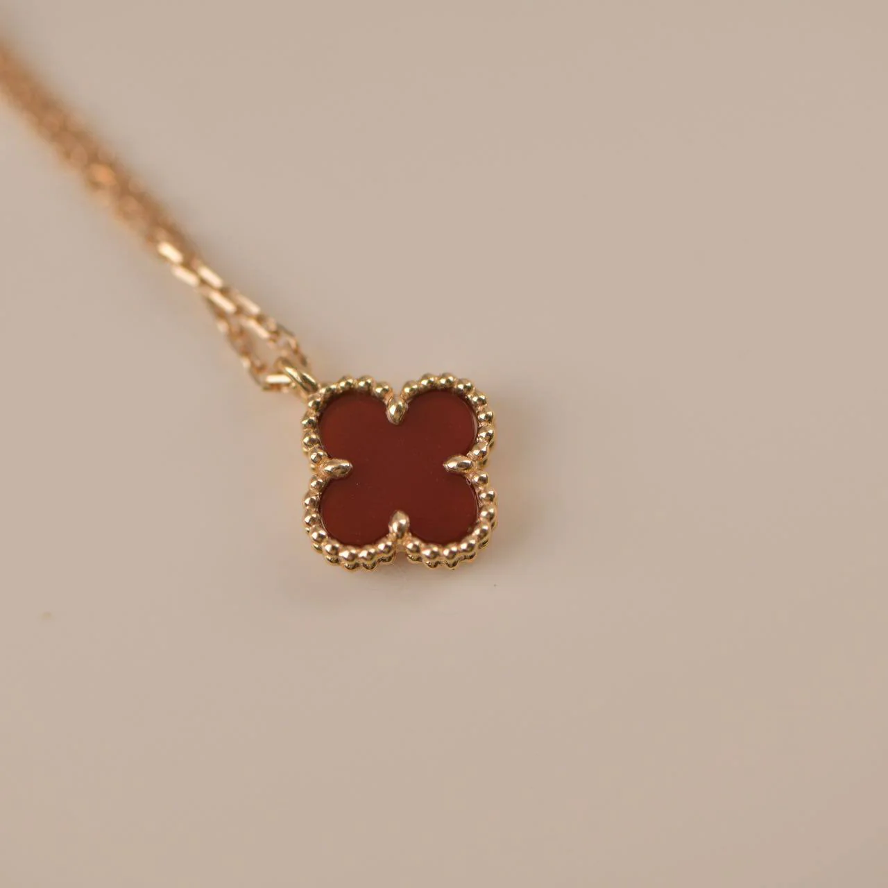 [VA]CLOVER MINI 9.5MM WHITE CARNELIANS NECKLACE