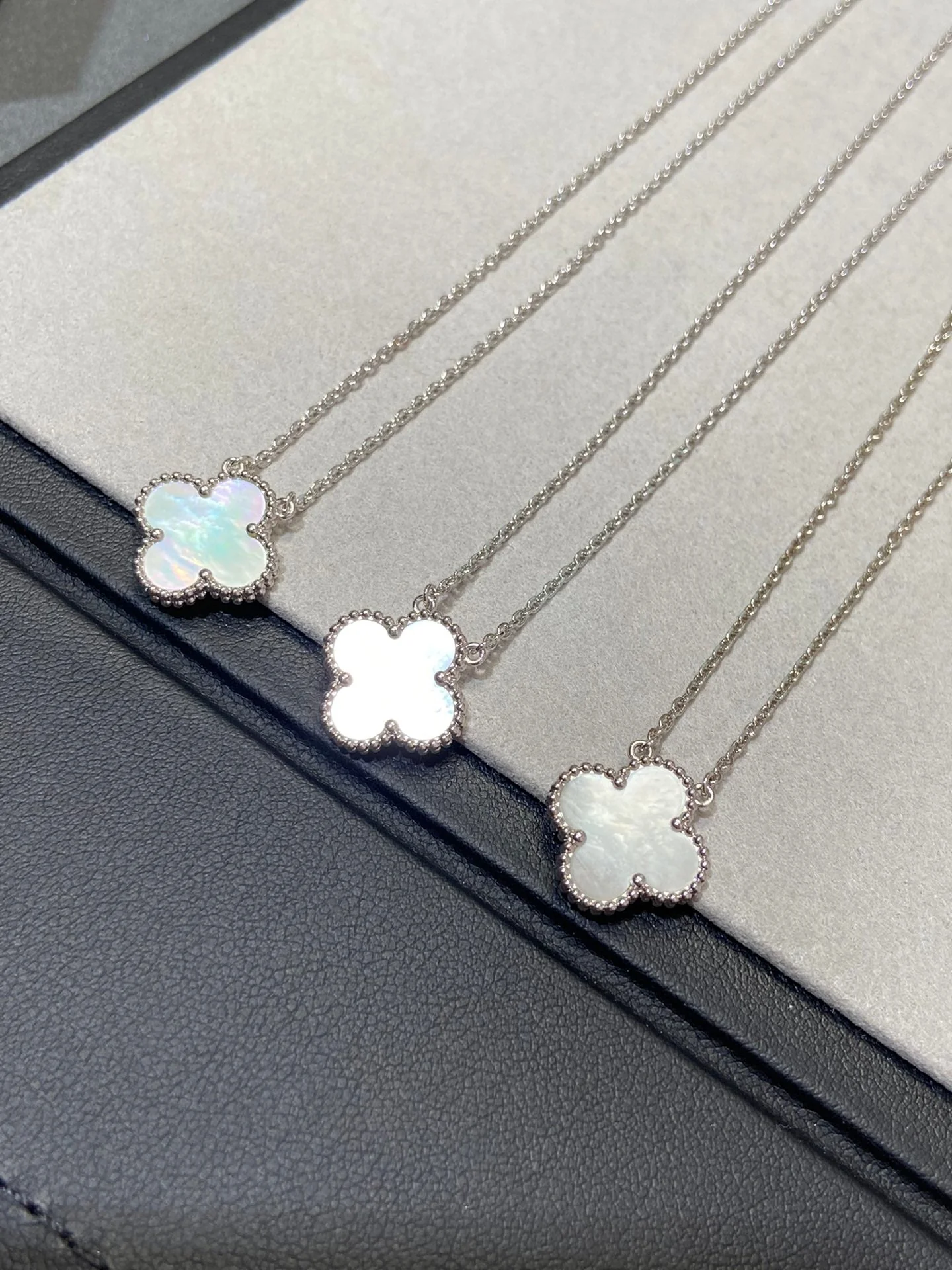 [VA]CLOVER MEDIUM SILVER WHITE MOP NECKLACE