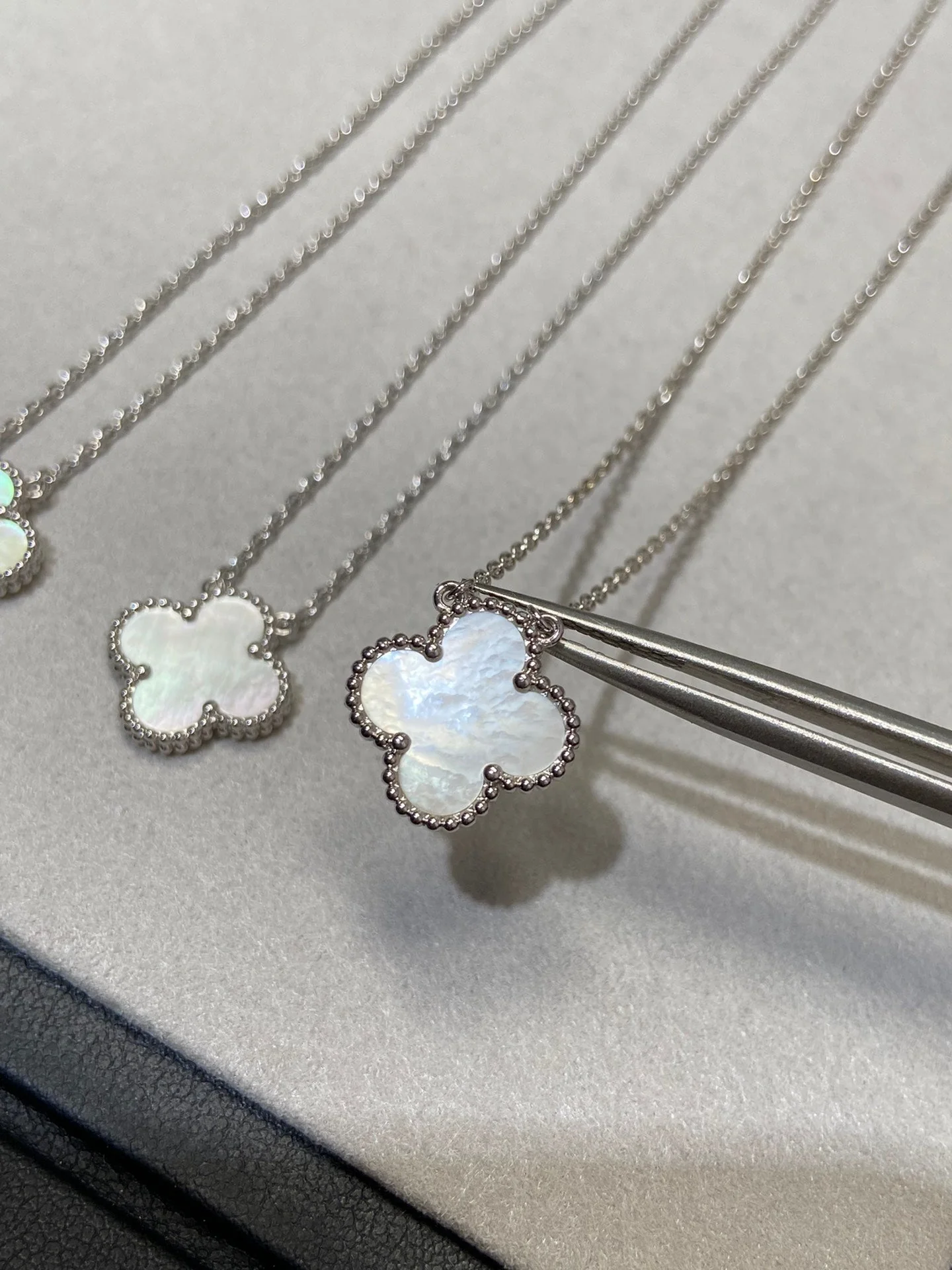 [VA]CLOVER MEDIUM SILVER WHITE MOP NECKLACE