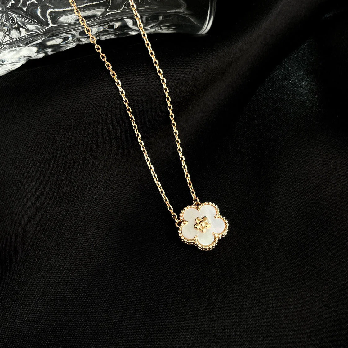 [VA]LUCKY  WHITE MOP  PLUM BLOSSOM NECKLACE