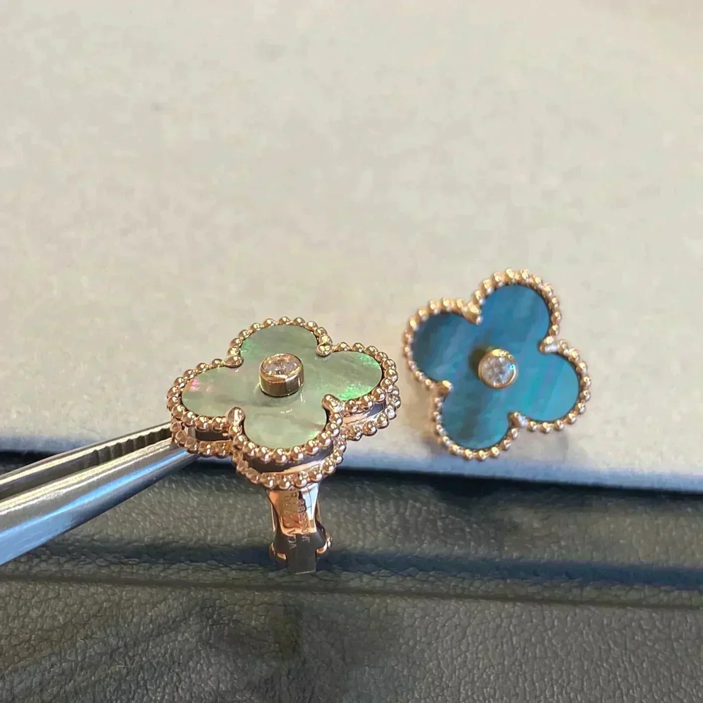 [VA]CLOVER MEDIUM 1 MOTIFS GRAY MOP  DIAMOND EARRINGS