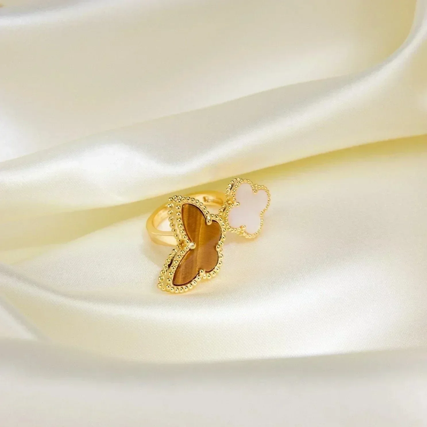 [VA]LUCKY BETWEEN THE FINGER RING