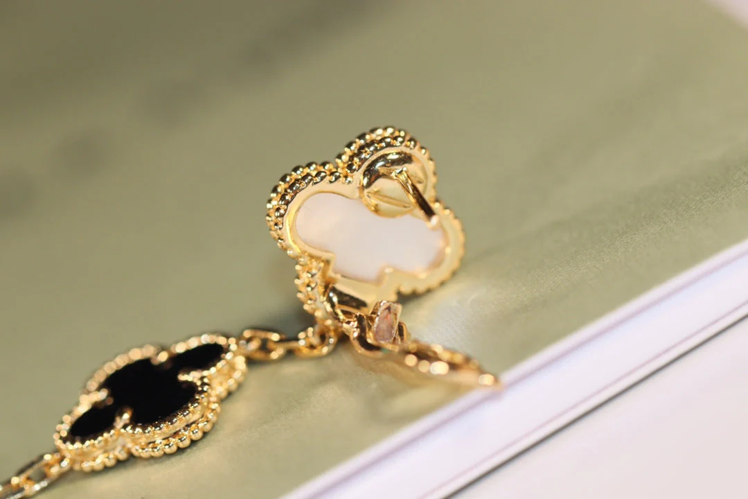 [VA]CLOVER EARRINGS GOLD ONYX MOP 3 MOTIF