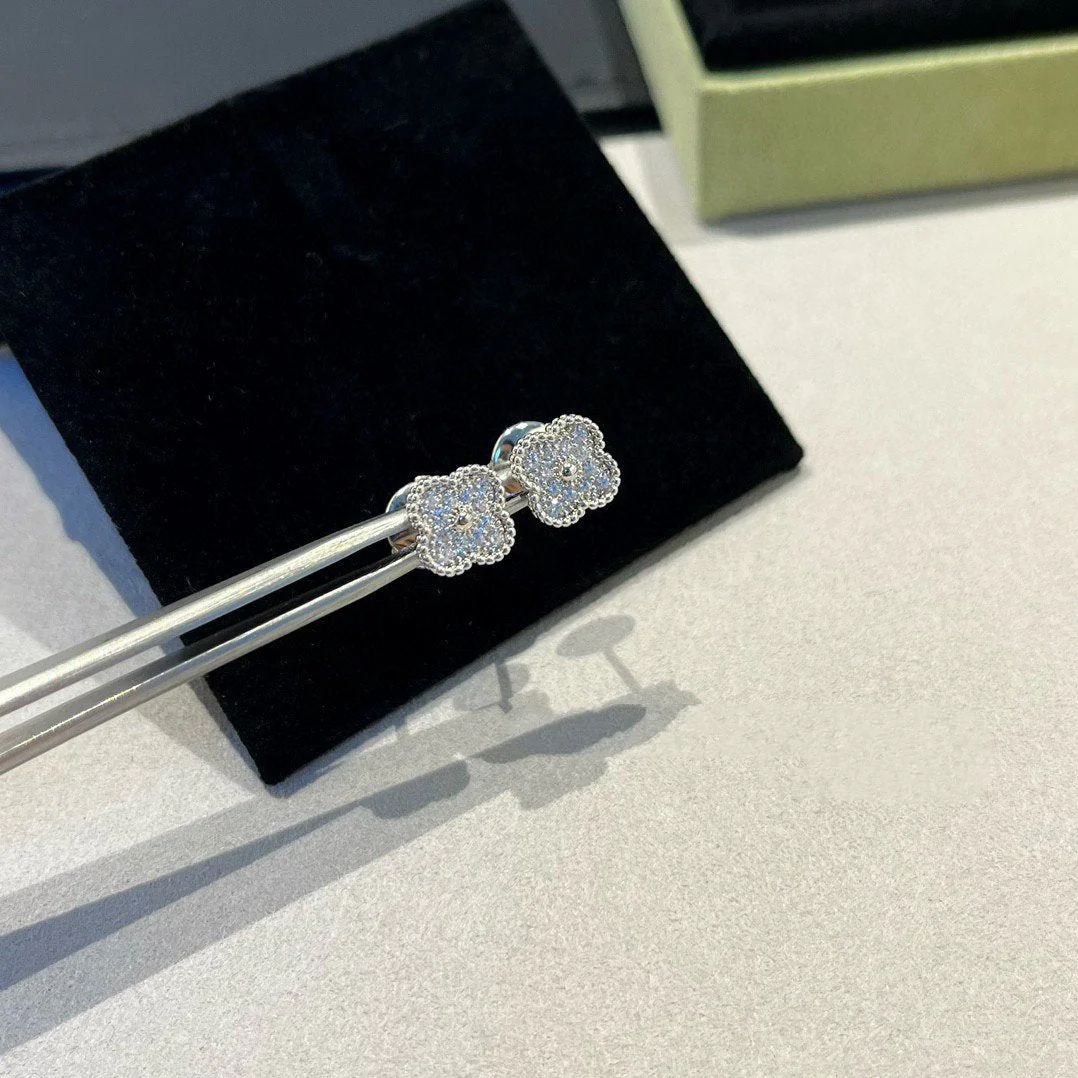 [VA]CLOVER MINI DIAMOND STUD EARRINGS