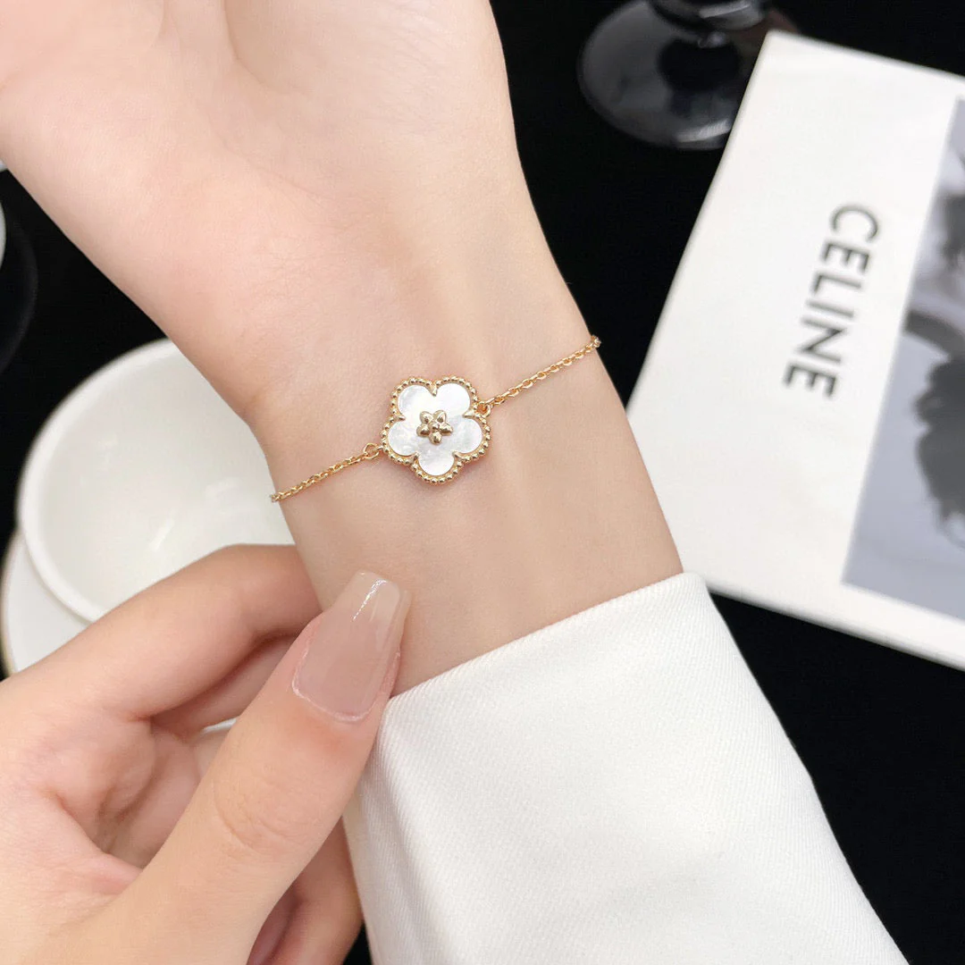 [VA]LUCKY WHITE MOP PLUM BLOSSOM  BRACELET