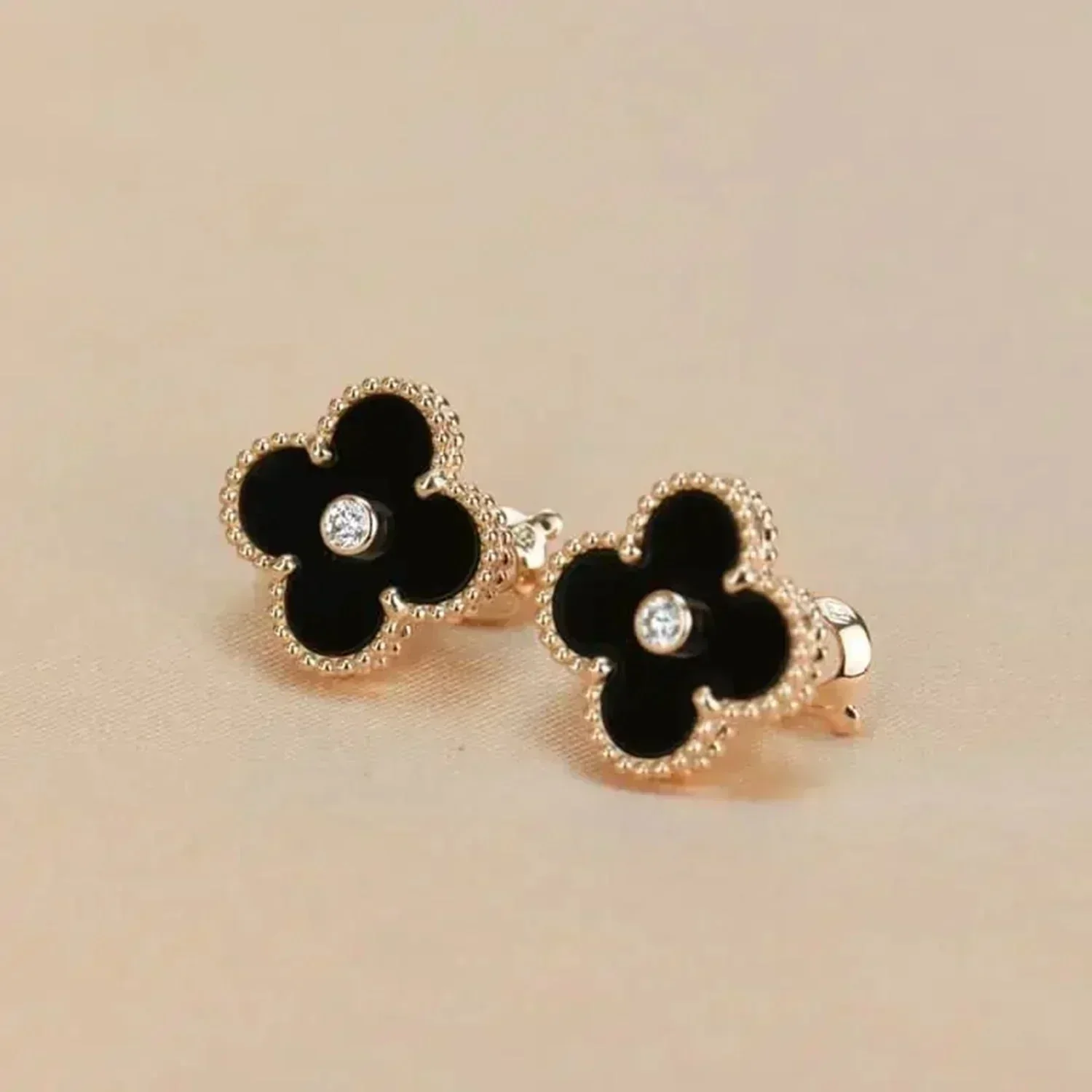 [VA]CLOVER MEDIUM 1 MOTIFS ONYX DIAMOND EARRINGS