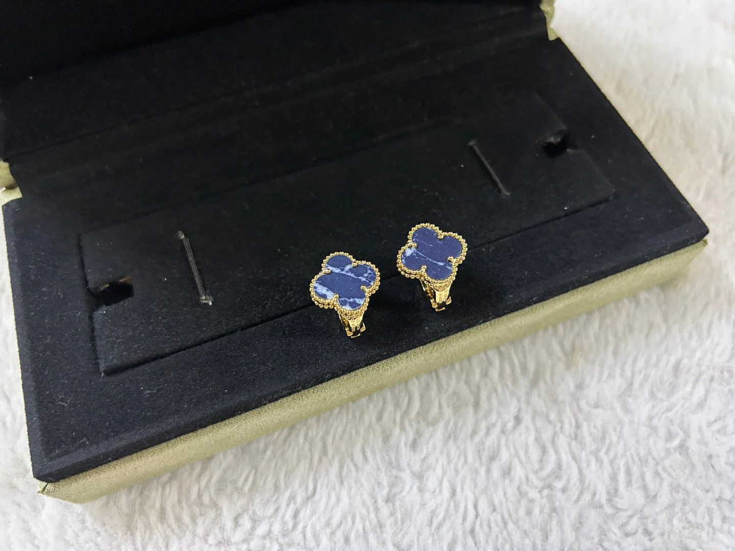 [VA]CLOVER PIETERSITE MEDIUM STUD EARRINGS