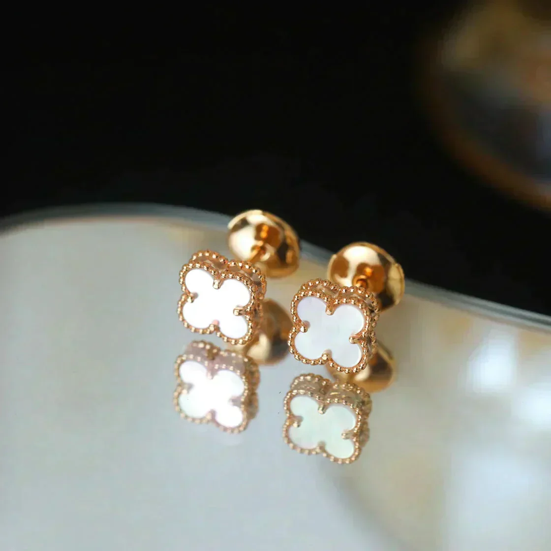 [VA]CLOVER MINI 9.5MM WHITE MOP EARRINGS