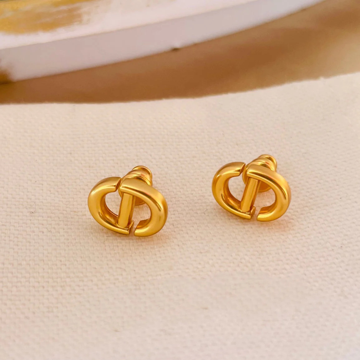 [CD]PETIT CD STUD EARRINGS GOLD